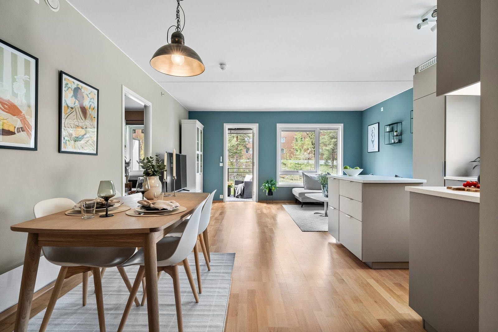 Delikat detalj at deler av stuen er malt i en dypere farge. Galleribilde