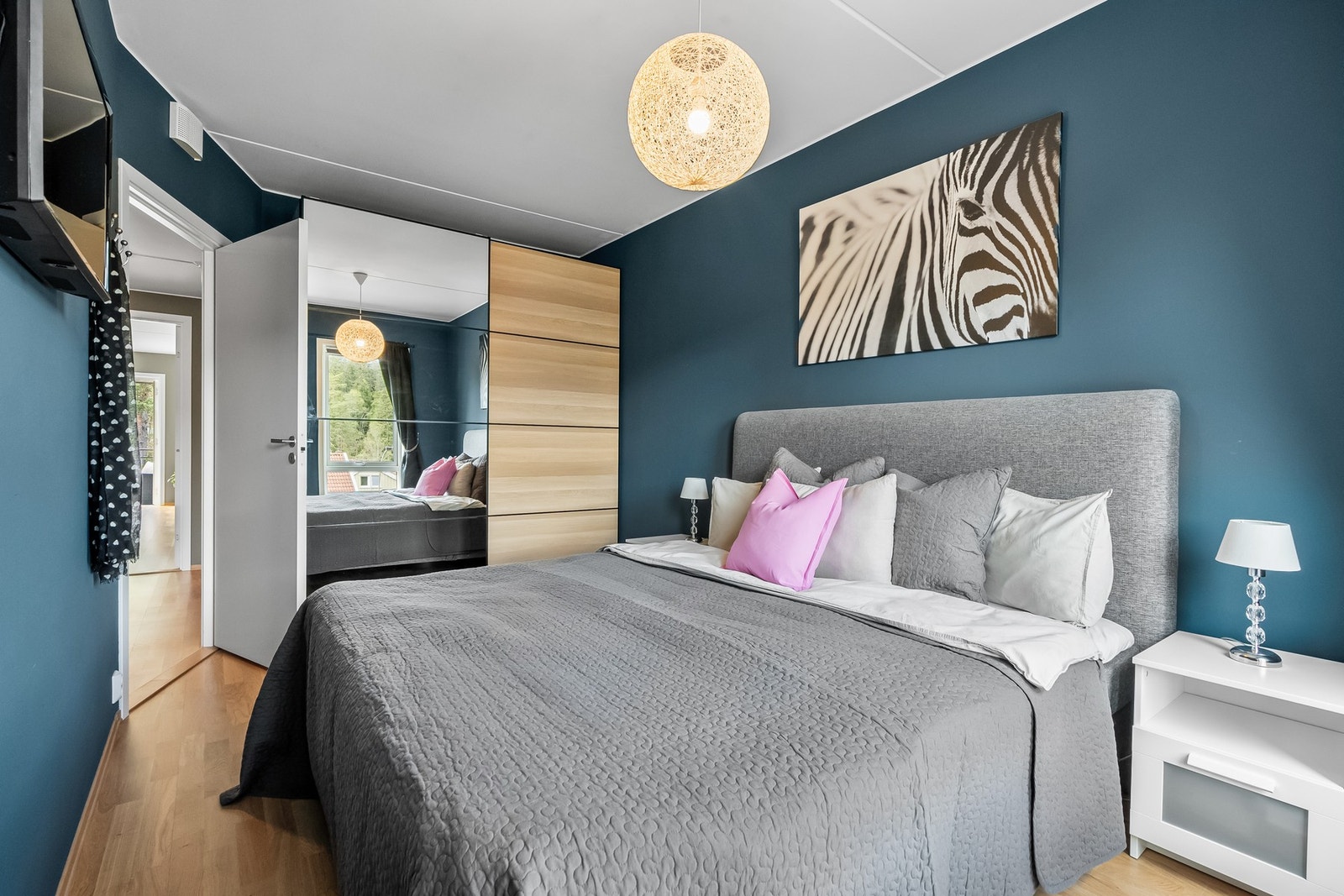 Hovedsoverommet har skyvedørsgarderobe med noe speilfronter, for oppbevaring av klær og sko. Galleribilde