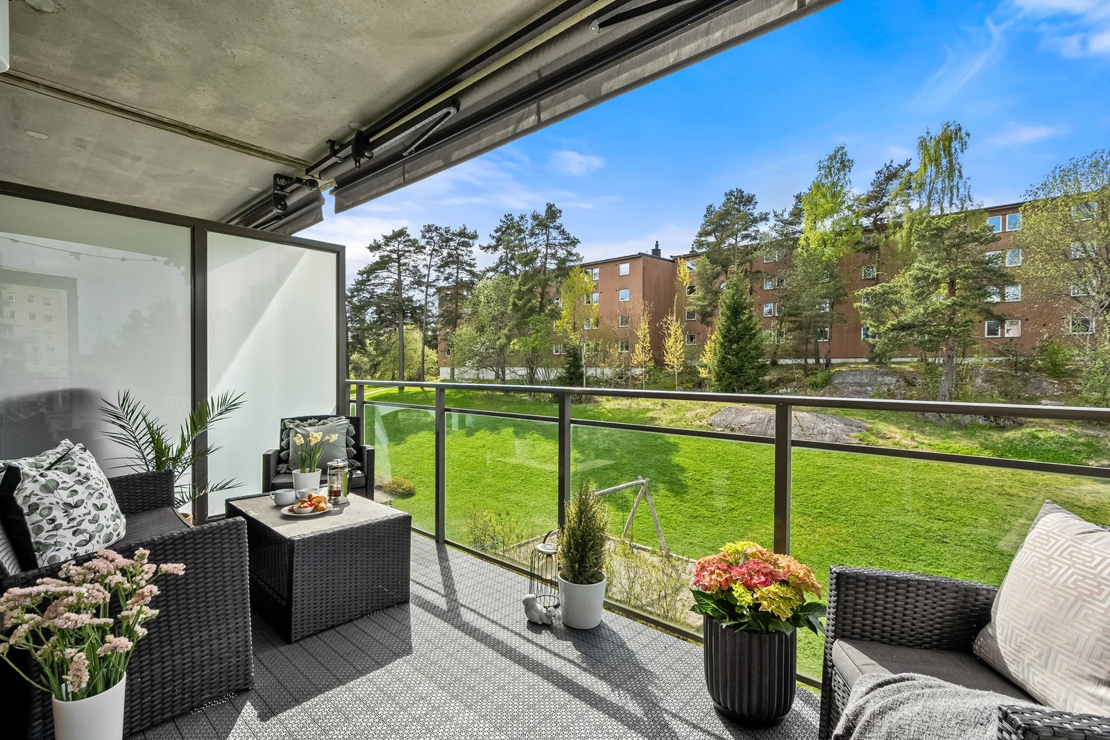 Fra stuen har du utgang til en vestvendt balkong på ca. 9 kvm. Her er det hyggelig utsyn utover det grønne fellesarealet. Galleribilde