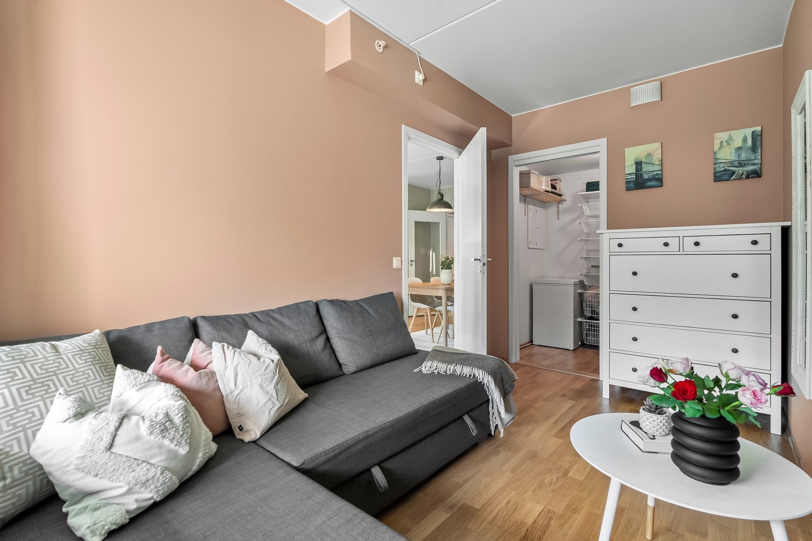 I tilknytning til dette soverommet ligger en innvendig bod. Galleribilde