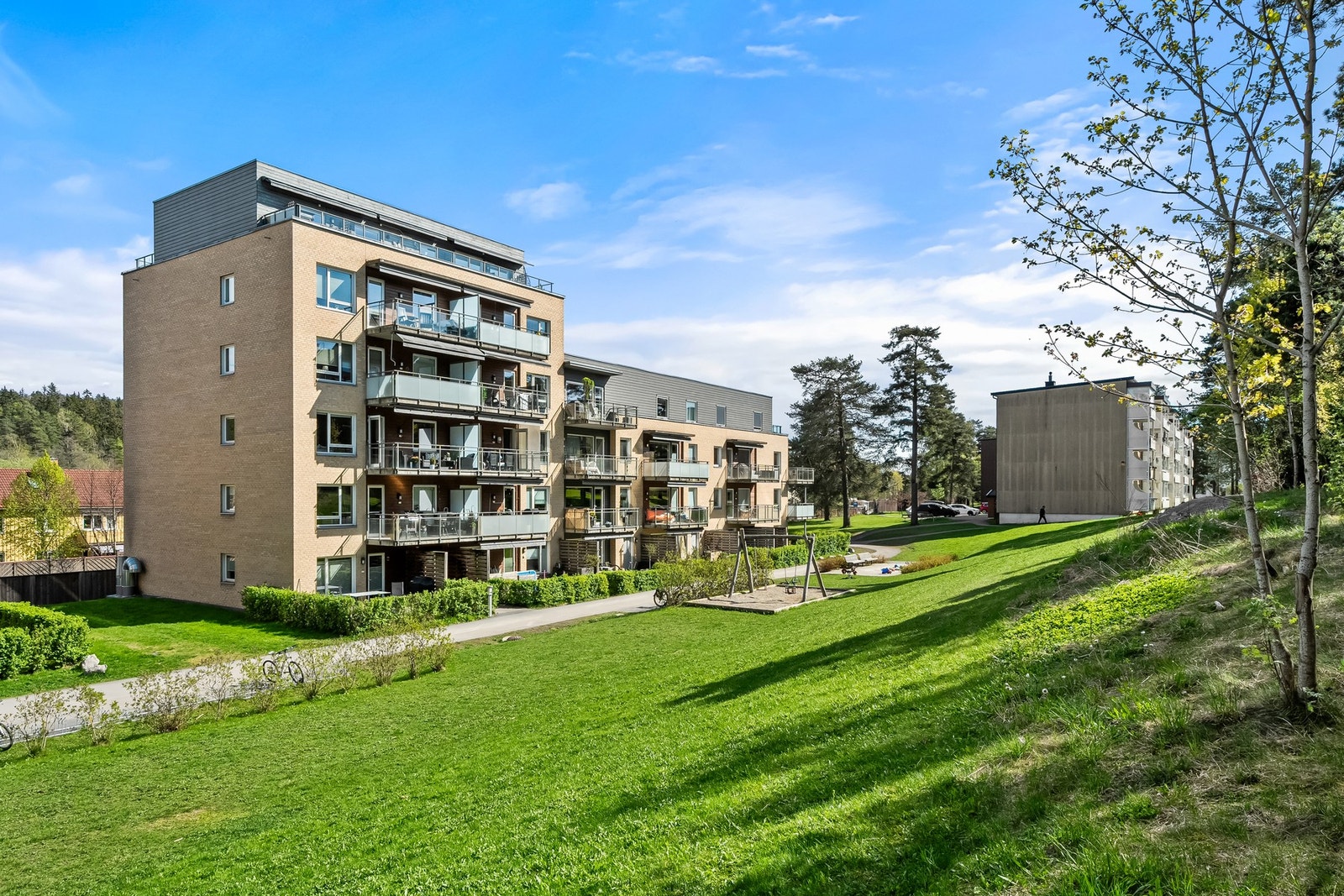 Borettslaget har store grøntområder, der barna kan leke. Om vinteren er det fin akebakke. Galleribilde