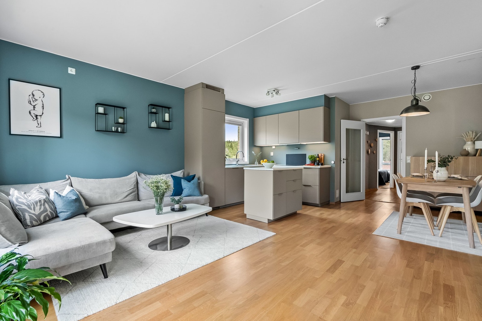 Et romslig og møbleringsvennlig oppholdsrom, med god plass til sofagruppe med tilhørende TV-møblement. Galleribilde