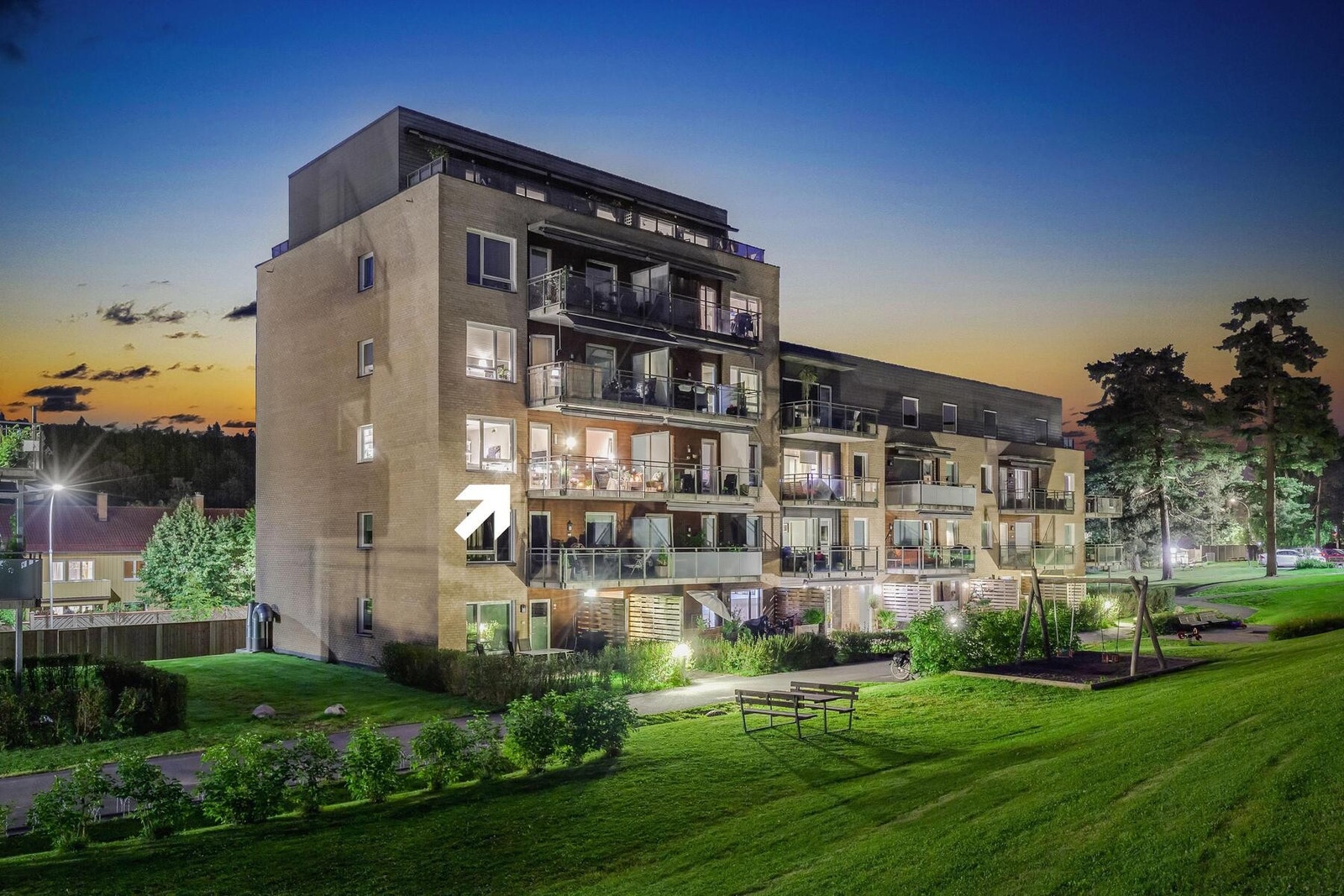 Leiligheten ligger på enden i byggets tredje etasje, med heis opp til leilighetsplanet. Galleribilde