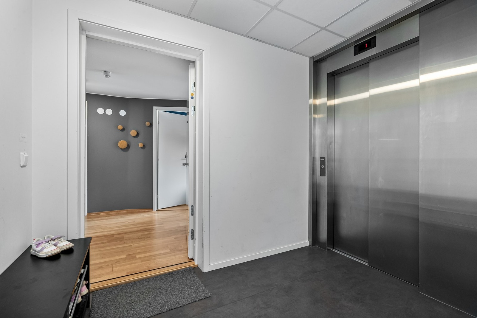 Leiligheten har adkomst via heis til etasjeplanet, og med dør rett inn fra felles gang. Galleribilde