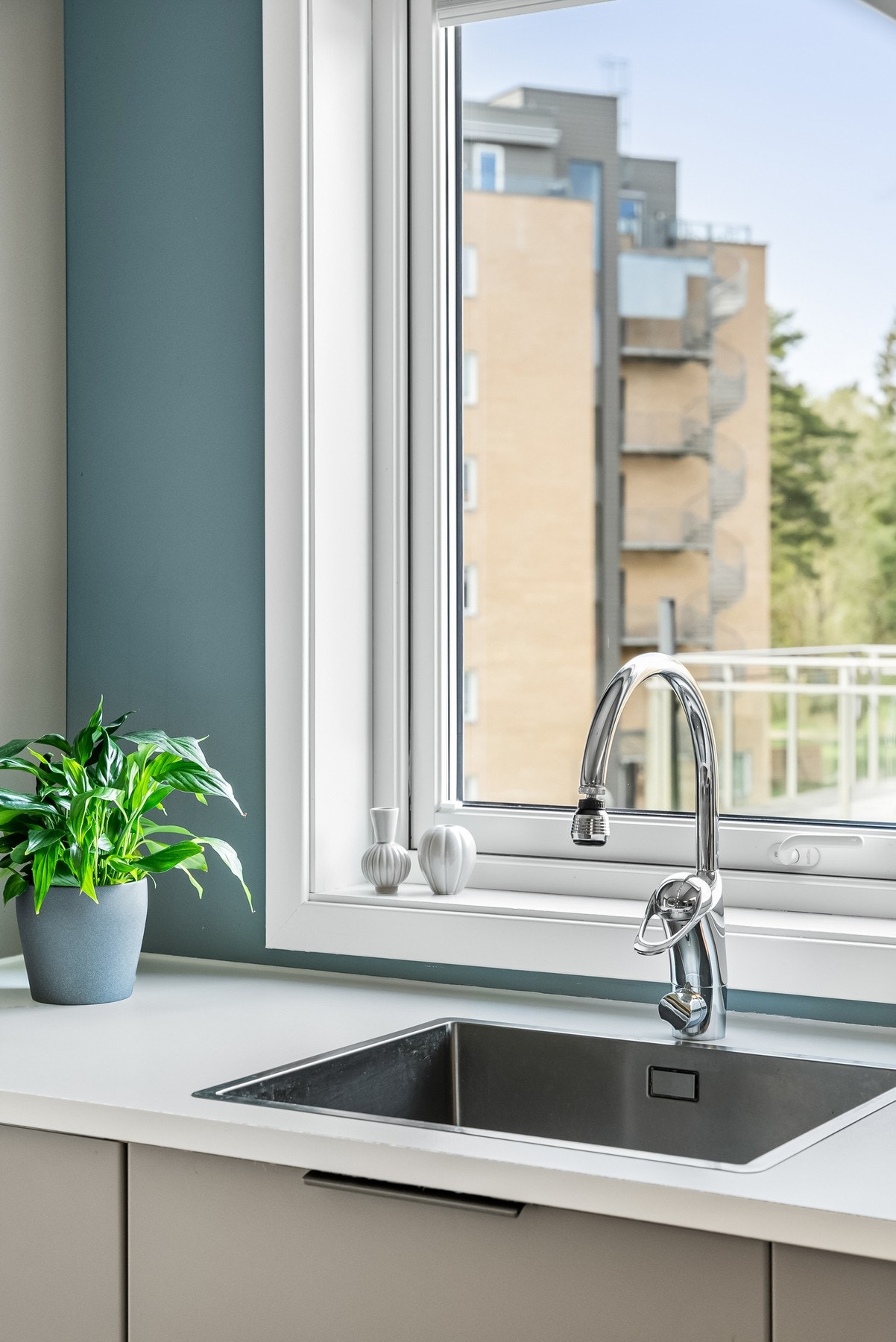 Lys laminat benkeplate, med nedfelt oppvaskkum i rustfritt stål. Kjøkkenet er brukervennlig og godt utnyttet, og det er ekstra hyggelig med arbeidsbenk under det ekstra vinduet. Galleribilde