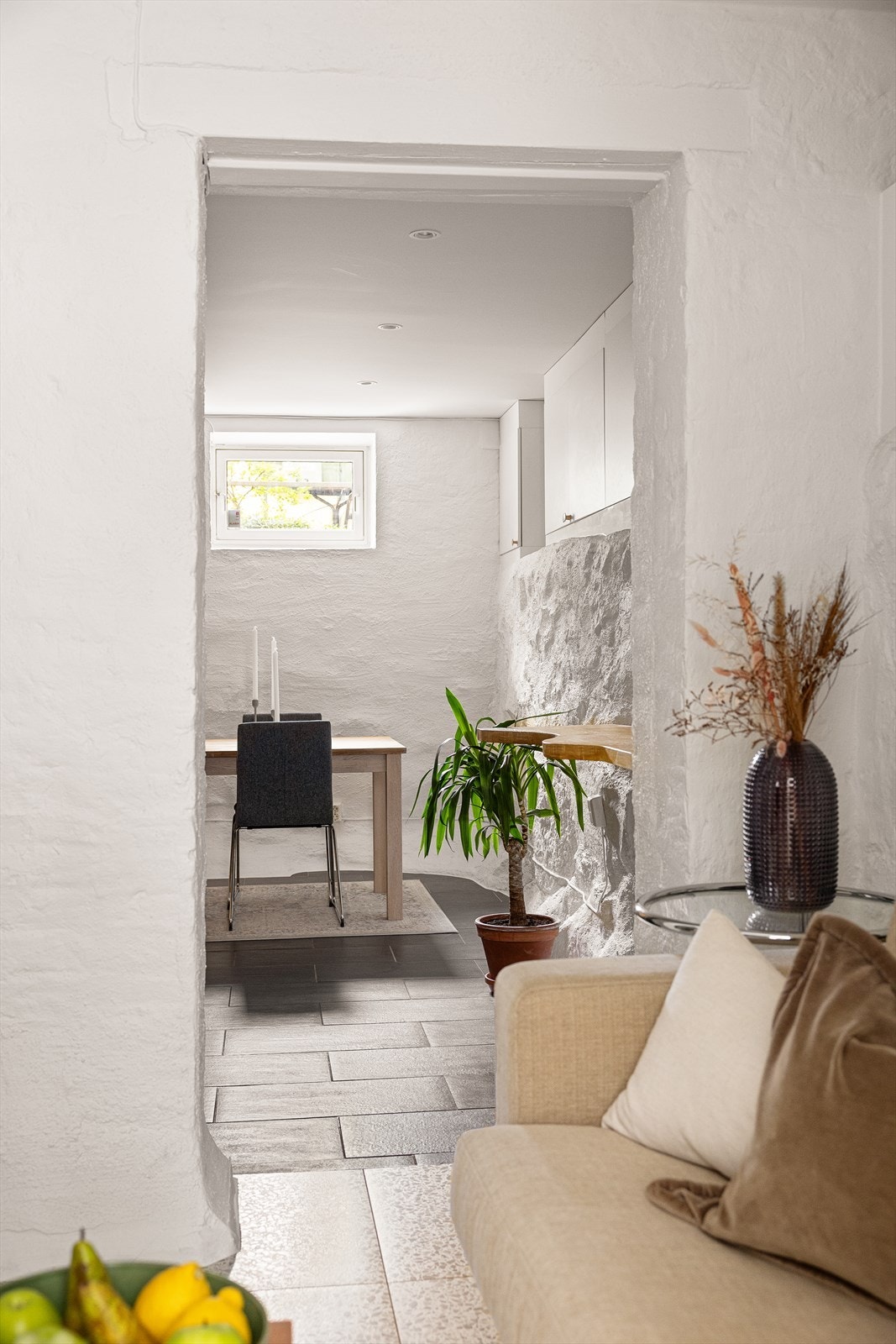 Den gjennomgående planløsning sikrer godt innslipp av lys. I stuen er det praktiske skap for lagring. Galleribilde