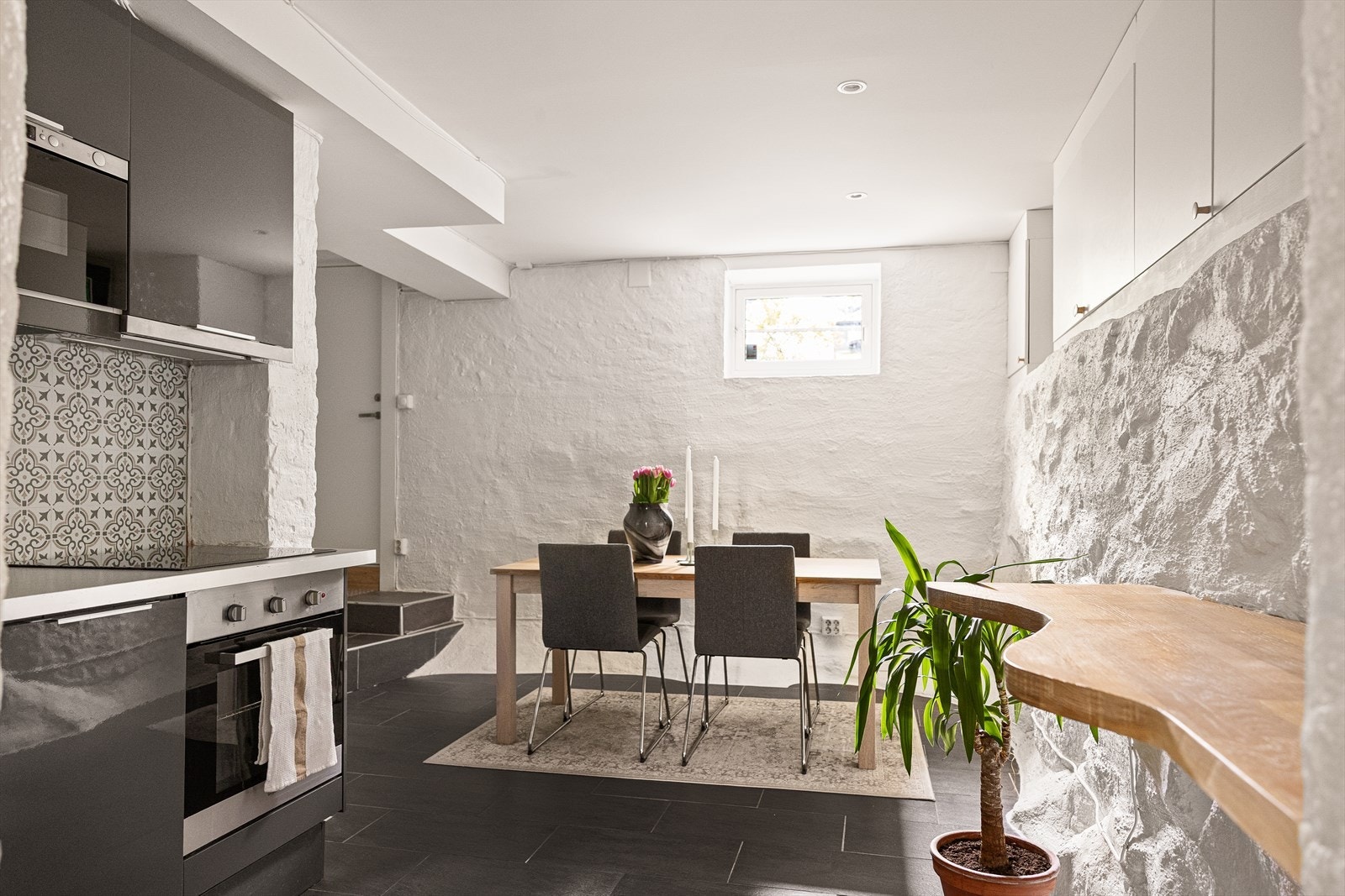 På kjøkkenet er det god plass til stort spisebord. Galleribilde