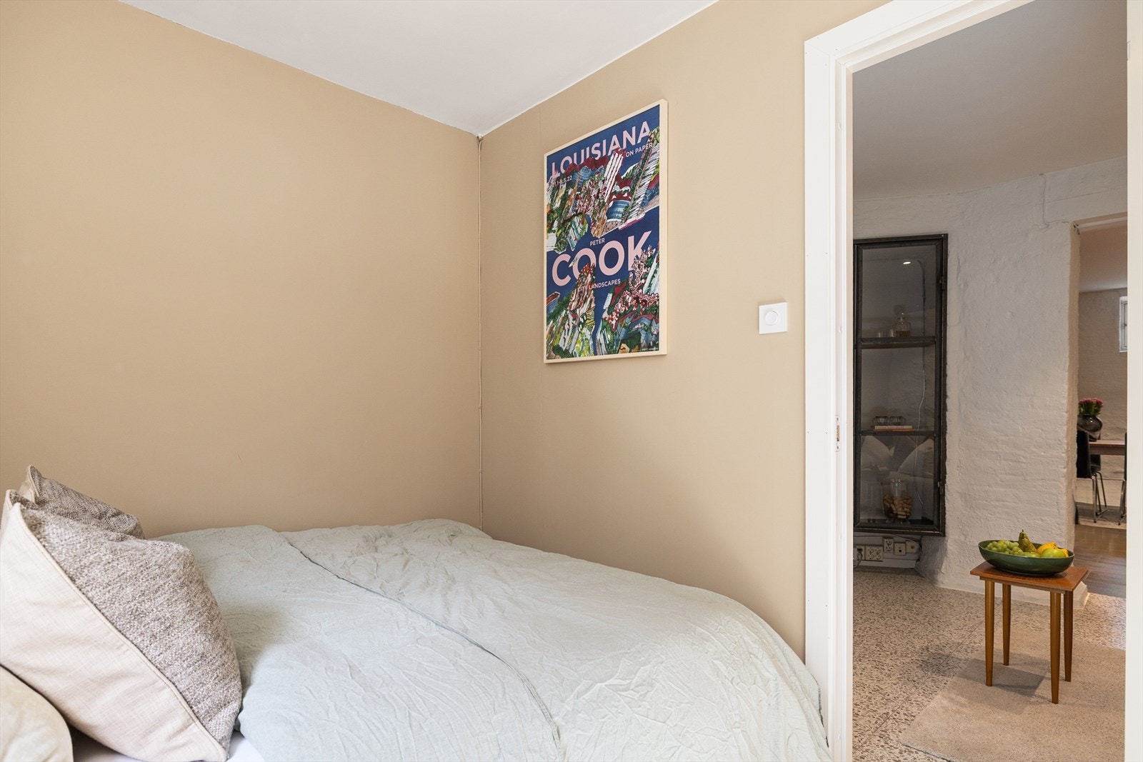 Hele leiligheten ble malt i 2024, og soverommet er malt i en behagelig fargetone. Galleribilde