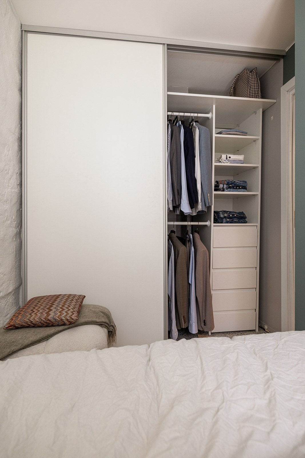 Det er ny skyvedørsgarderobe langs den ene veggen. Galleribilde