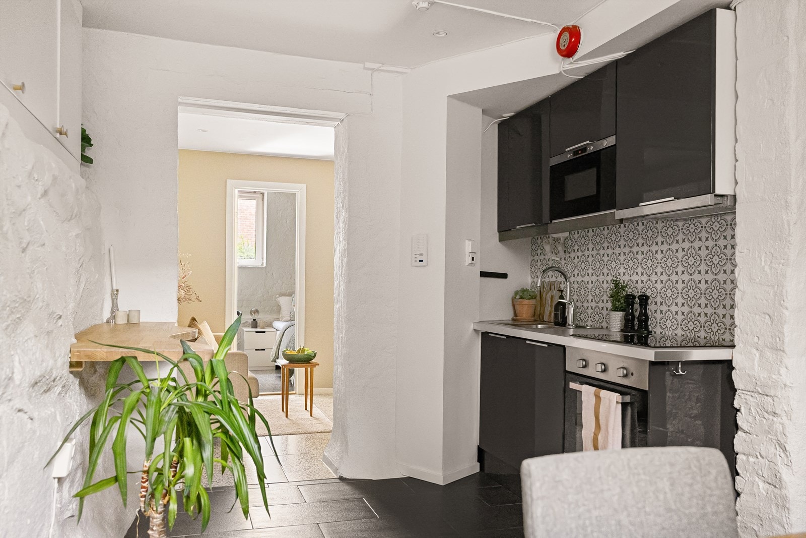 Pen innredning med grå, glatte fronter, backsplash og benkeplate i laminat. Galleribilde