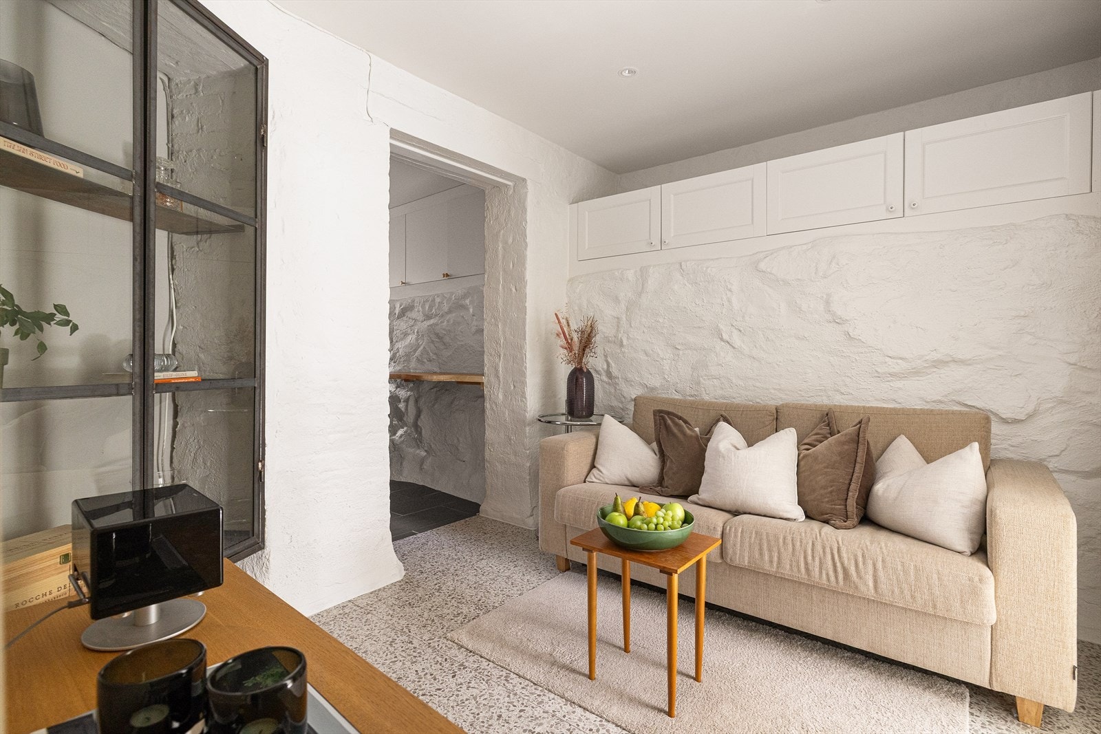 I stuen er det god plass til sofagruppe med tilhørende sofabord og tv-benk. Galleribilde