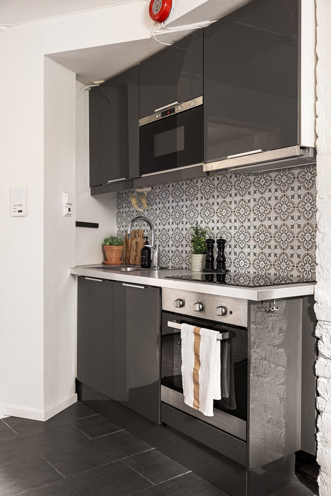 Kjøkkenet har lys/lyslist under overskap og kum med ettgreps blandebatteri. Galleribilde