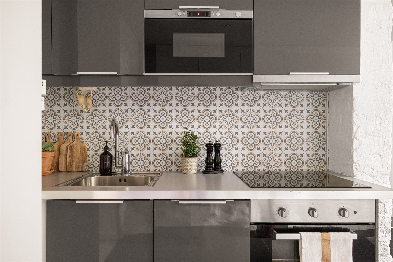 Det er integrerte hvitevarer med mikro, koketopp, ovn og oppvaskmaskin. Galleribilde