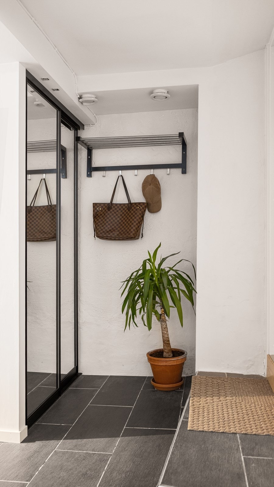 I gangen er det ny skyvedørsgarderobe for oppbevaring av sko og yttertøy. Galleribilde