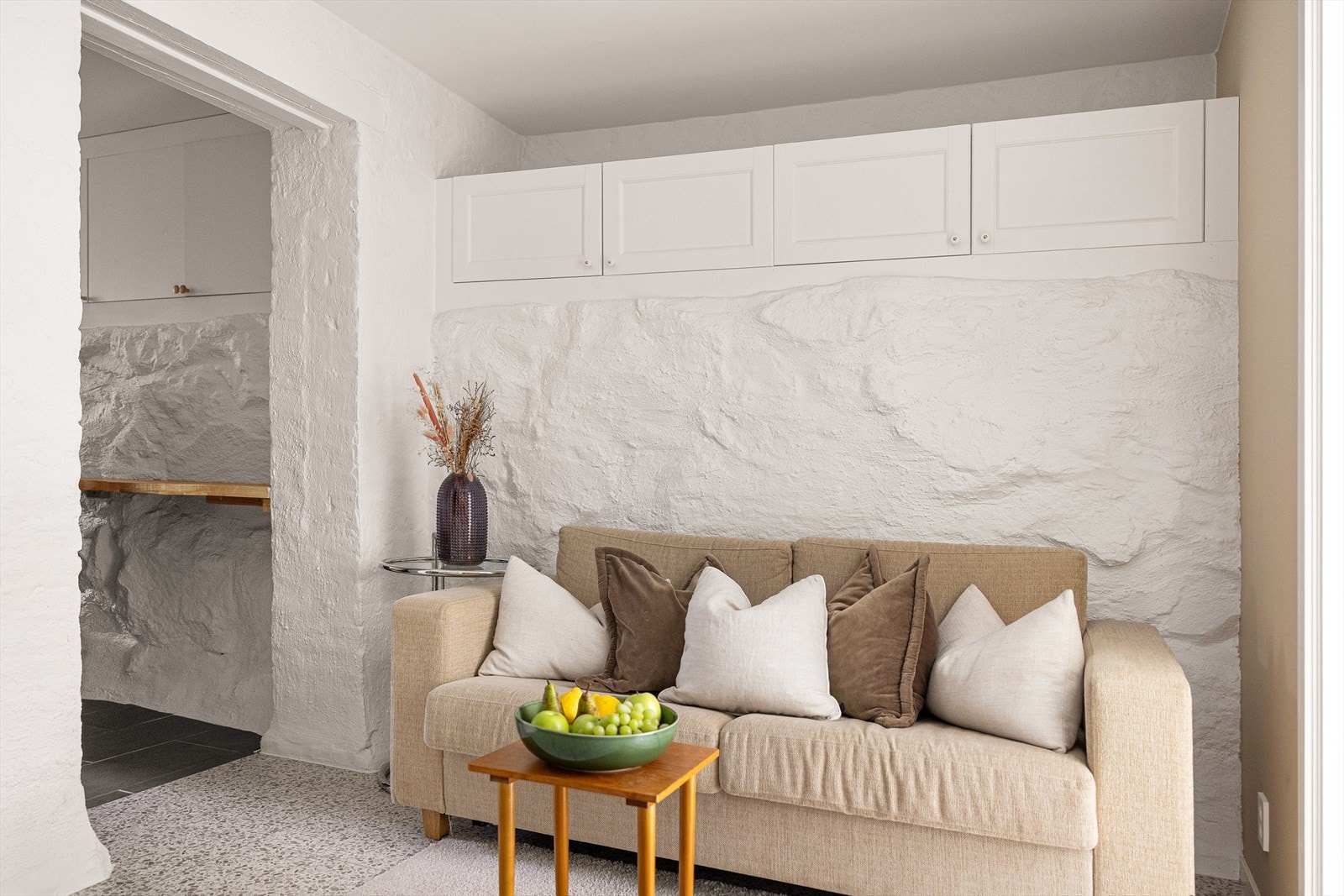 Selveierleilighet beliggende i kjelleretasjen bestående av entré, kott/vaskebod, bad, to soverom, stue og kjøkken. Galleribilde