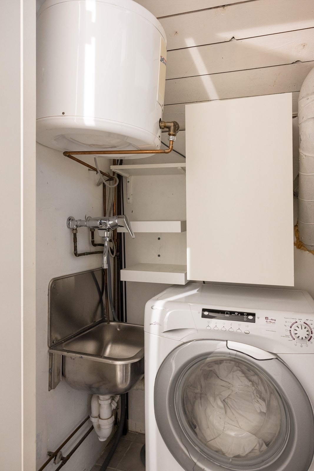 Det er opplegg for vaskemaskin i kott. Galleribilde