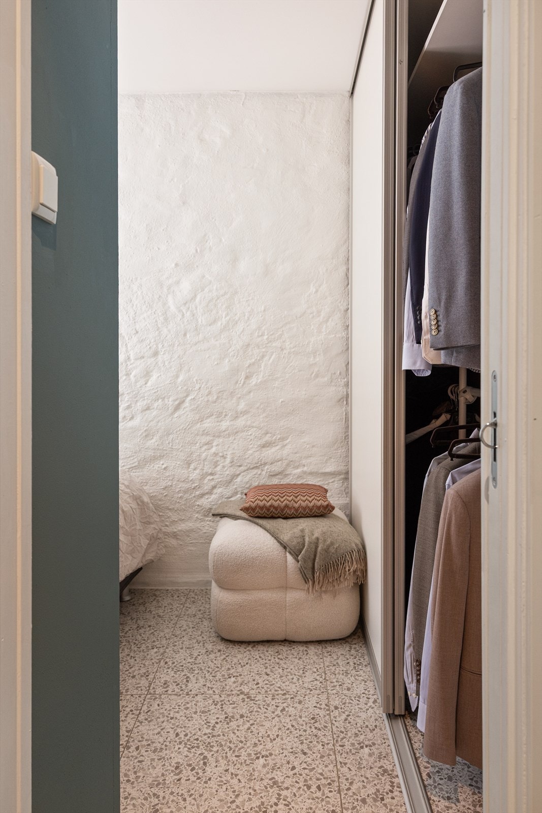 Det er adkomst til begge soverommene fra stuen. Galleribilde