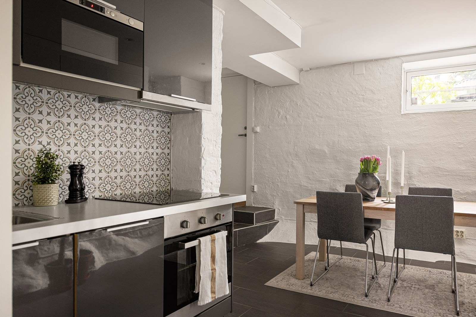 Kjøkkenet er utnyttet på en svært god måte med masse skap og benkeplass. Galleribilde