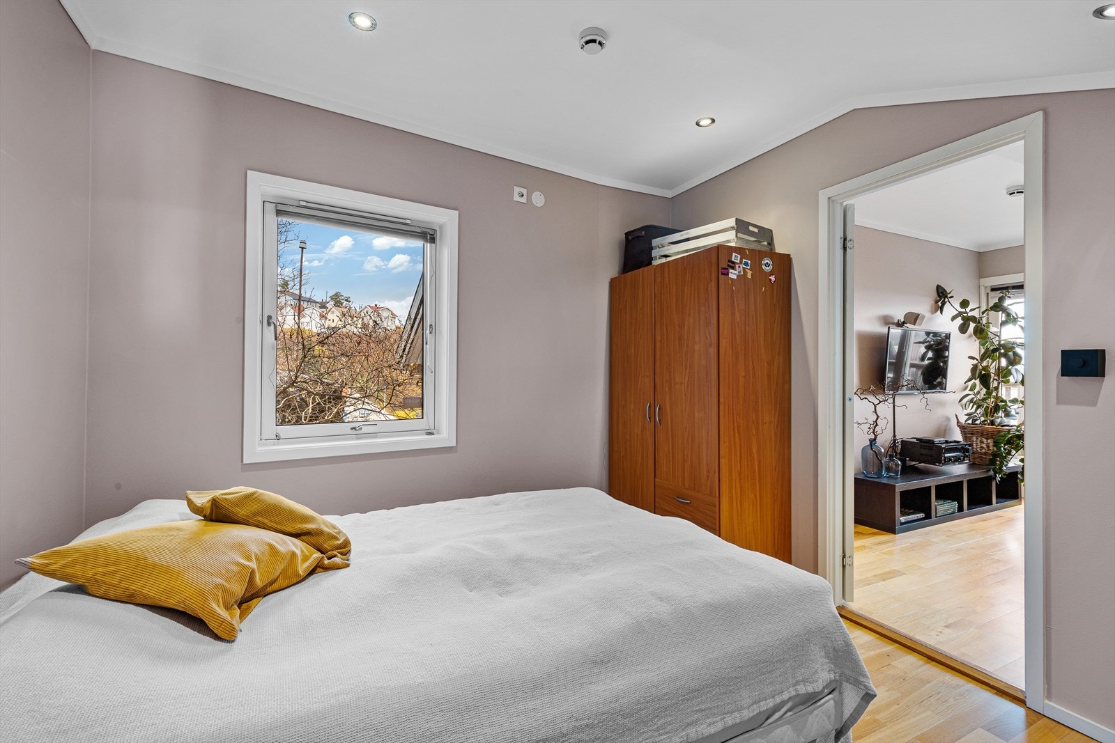 Det er 2 soverom i 2. etg. Begge med klesskap. Galleribilde