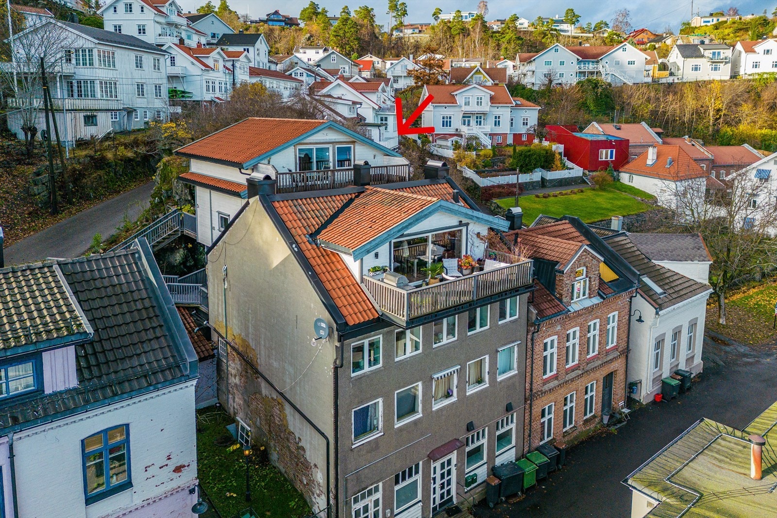 Biørnsborgbakken 2A ligger i et veletablert og barnevennlig boligområde, med nærhet til stadion, skoler og barnehager. Galleribilde