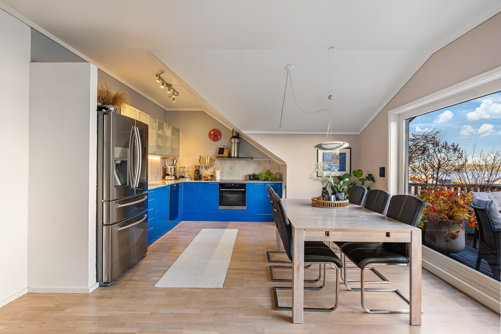 Flott og moderne kjøkken med innredning fra Telekjøkken og overskap fra Ikea. Galleribilde