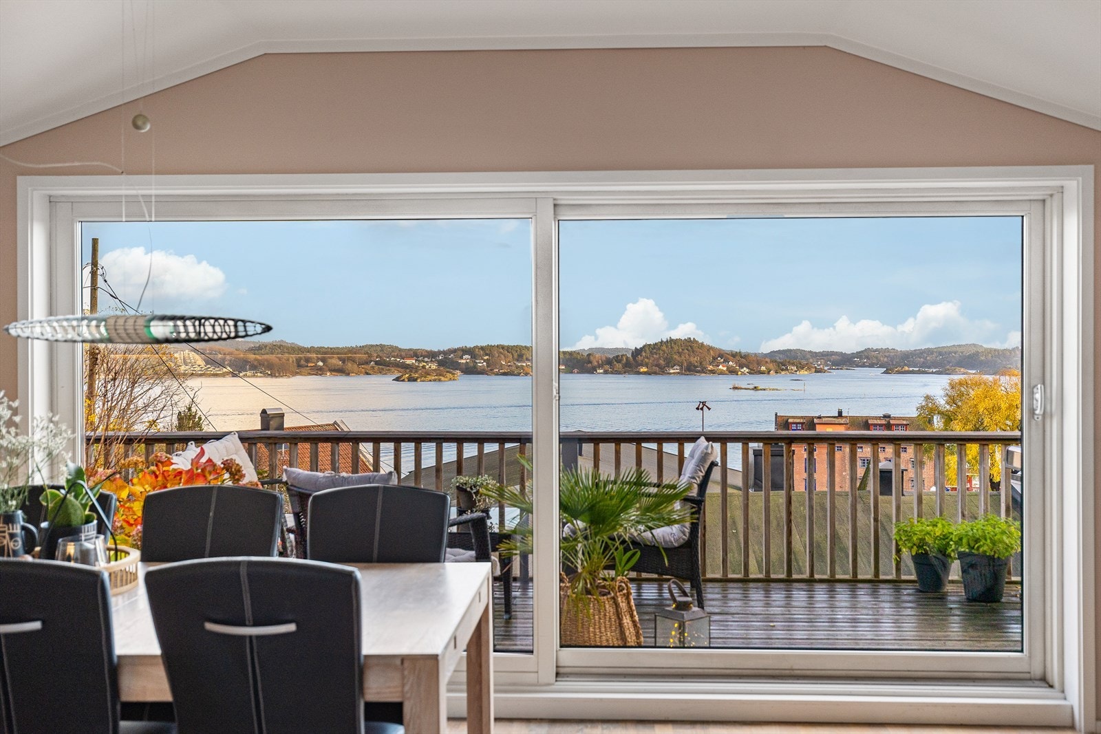Gjennomført og stilren leilighet over 2 plan. 2 store verandaer med fantastisk sjøutsikt! Galleribilde