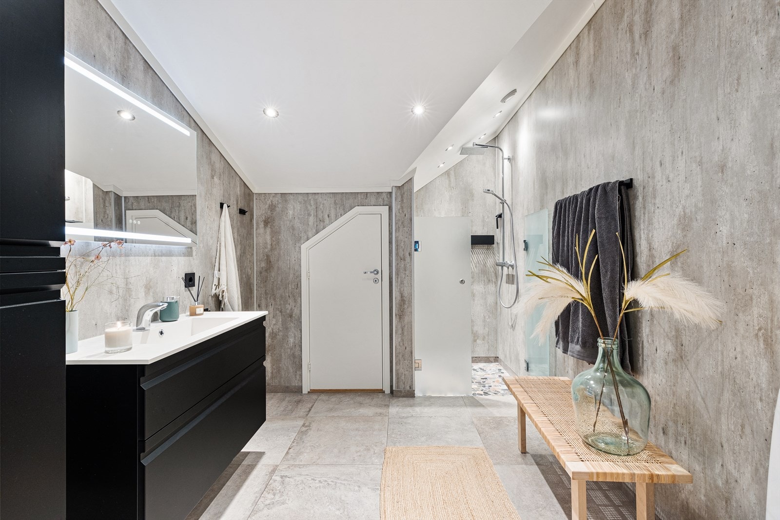 På innsiden av badet er et lite vaskerom med opplegg for vaskemaskin og varmtvannsbereder. Galleribilde