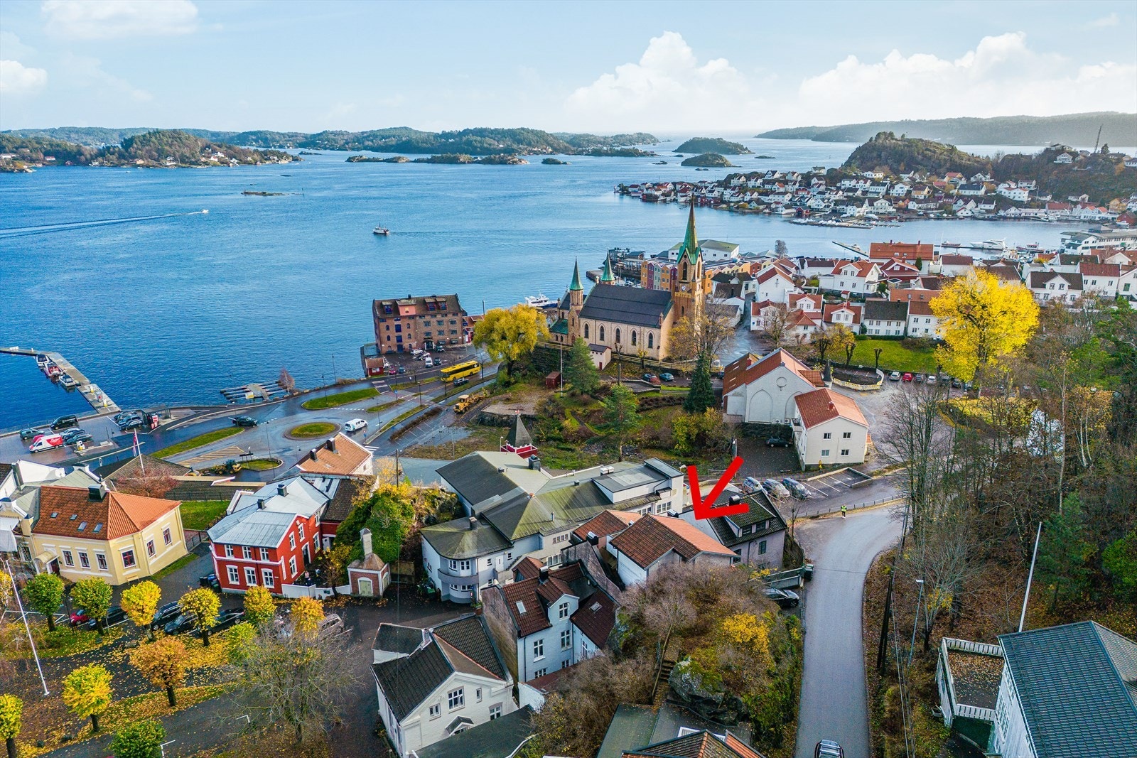 Fra eiendommen er det kort gåavstand til det sjarmerende bylivet i Kragerø, med små nisjebutikker, restauranter og kaféer. Galleribilde
