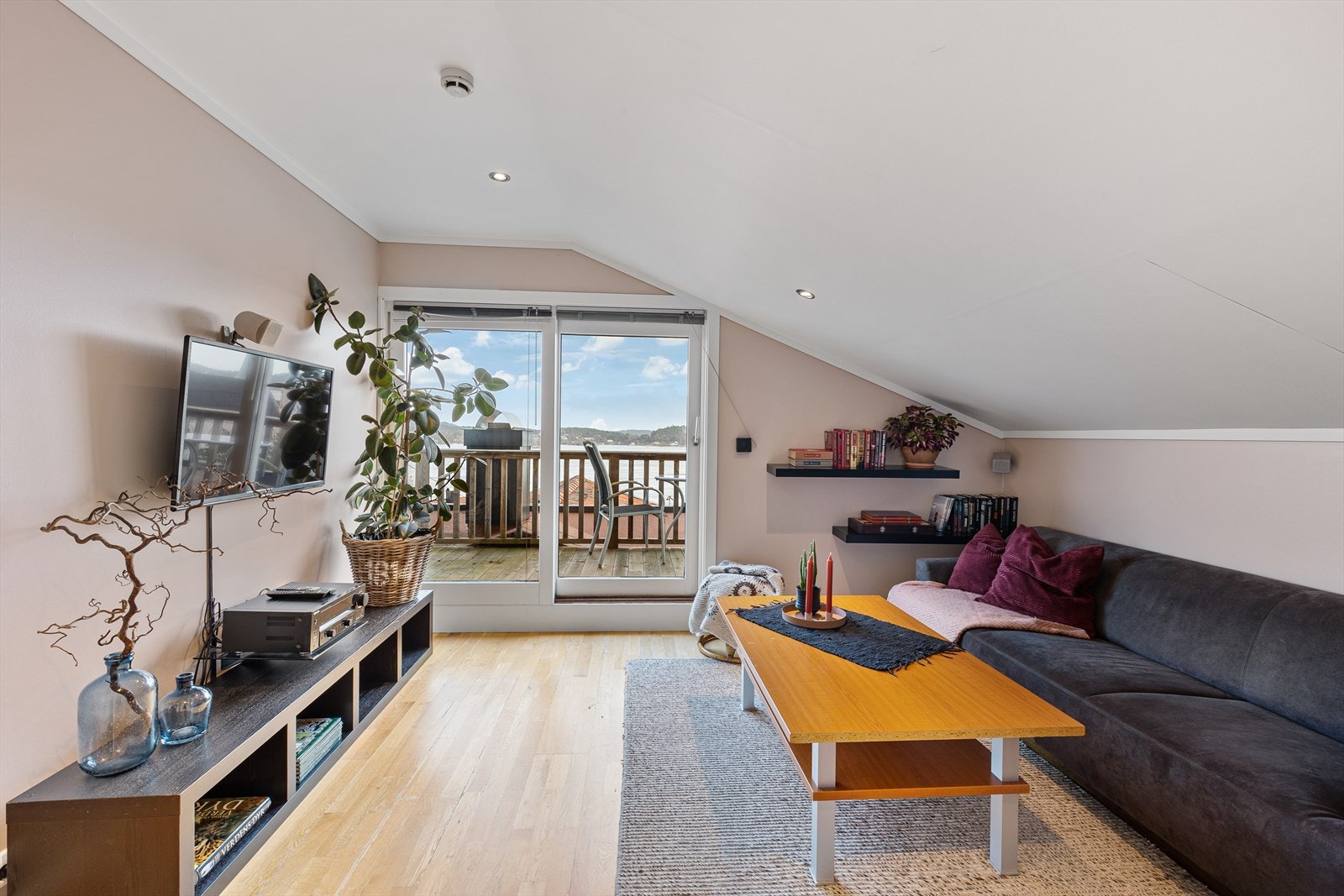 Loftstue med utgang til veranda på ca. 13,5 kvm. Galleribilde