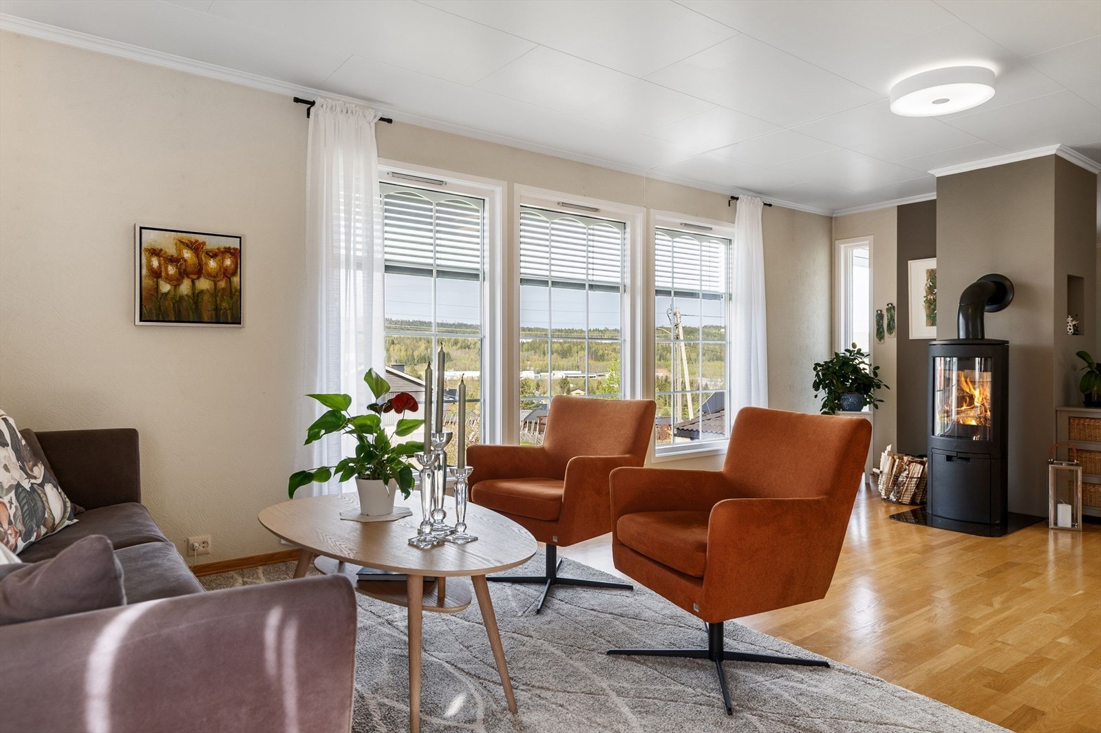 En romslig enebolig beliggende i et rolig og barnevennlig område med kort vei til skole og barnehage. Galleribilde