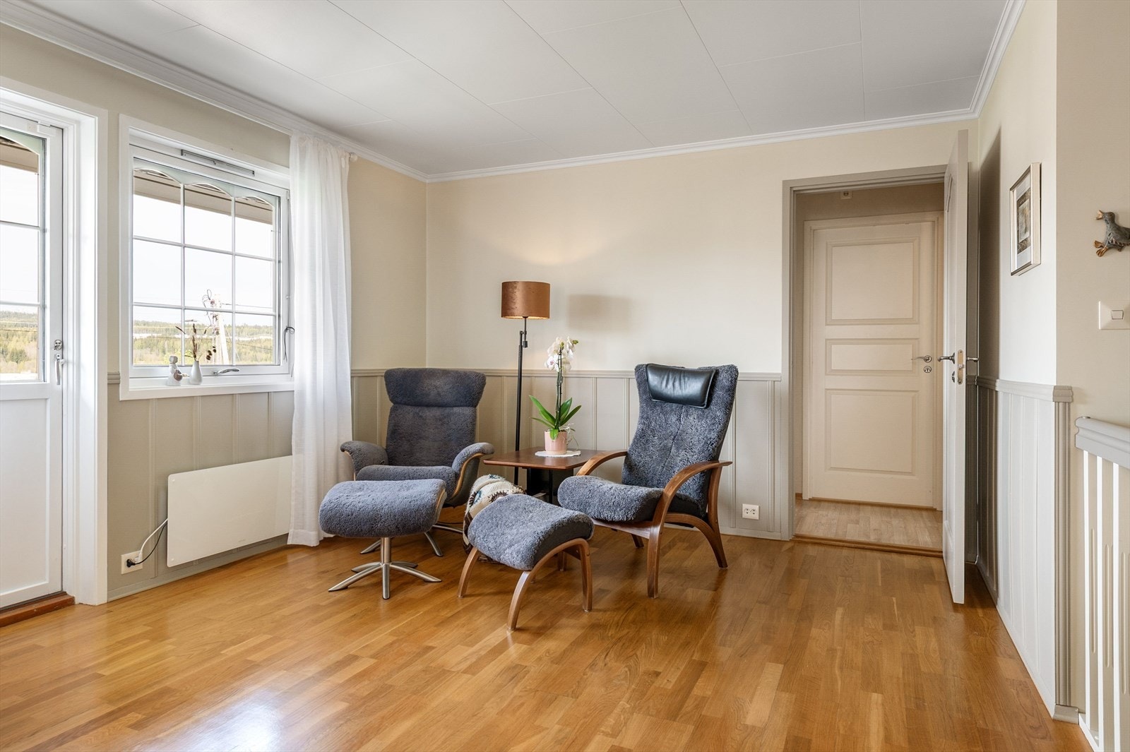 Sittegruppe i stue med adkomst til balkong. Galleribilde