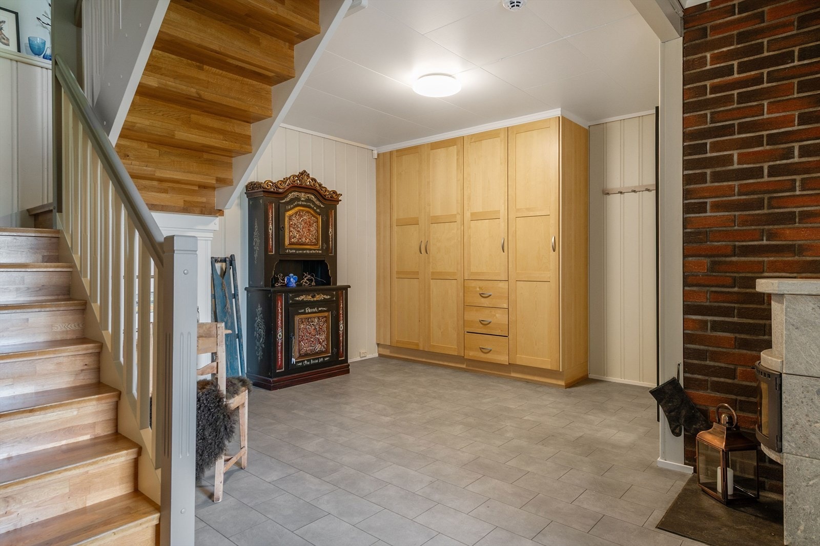 Gang i underetasje gir fin plass til garderobe for oppbevaring. Galleribilde