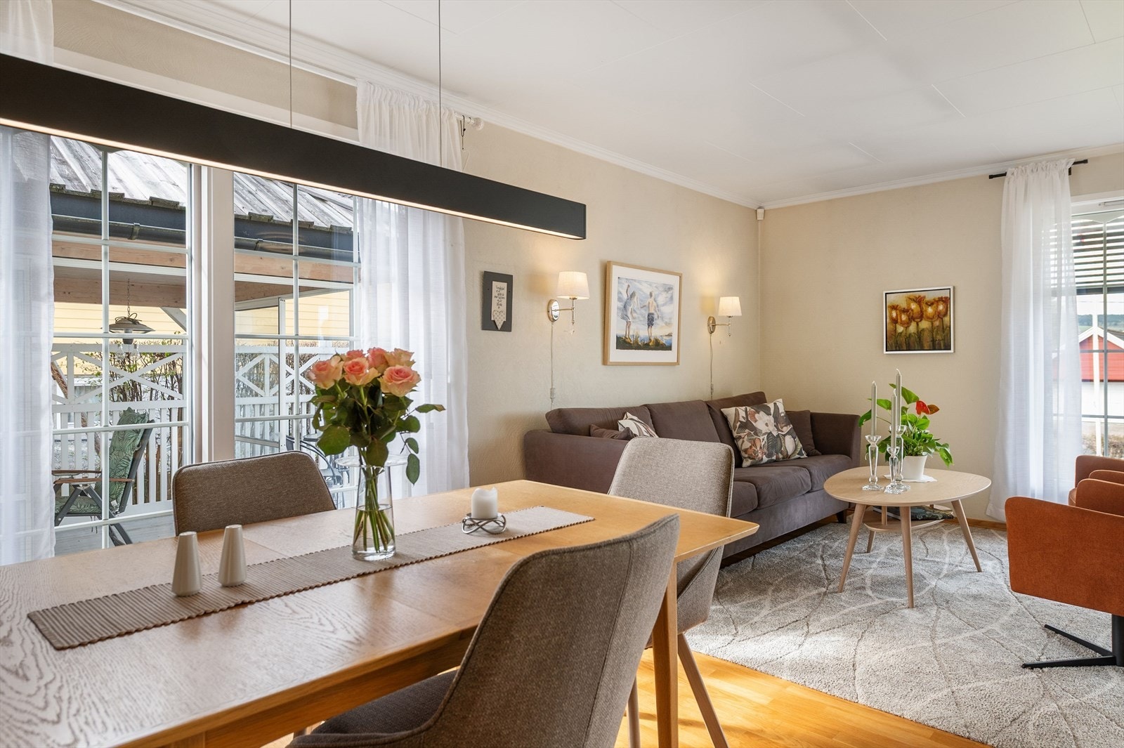 Rommet gir fin plass til spisebord og har adkomst til stor og solrik terrasse. Galleribilde