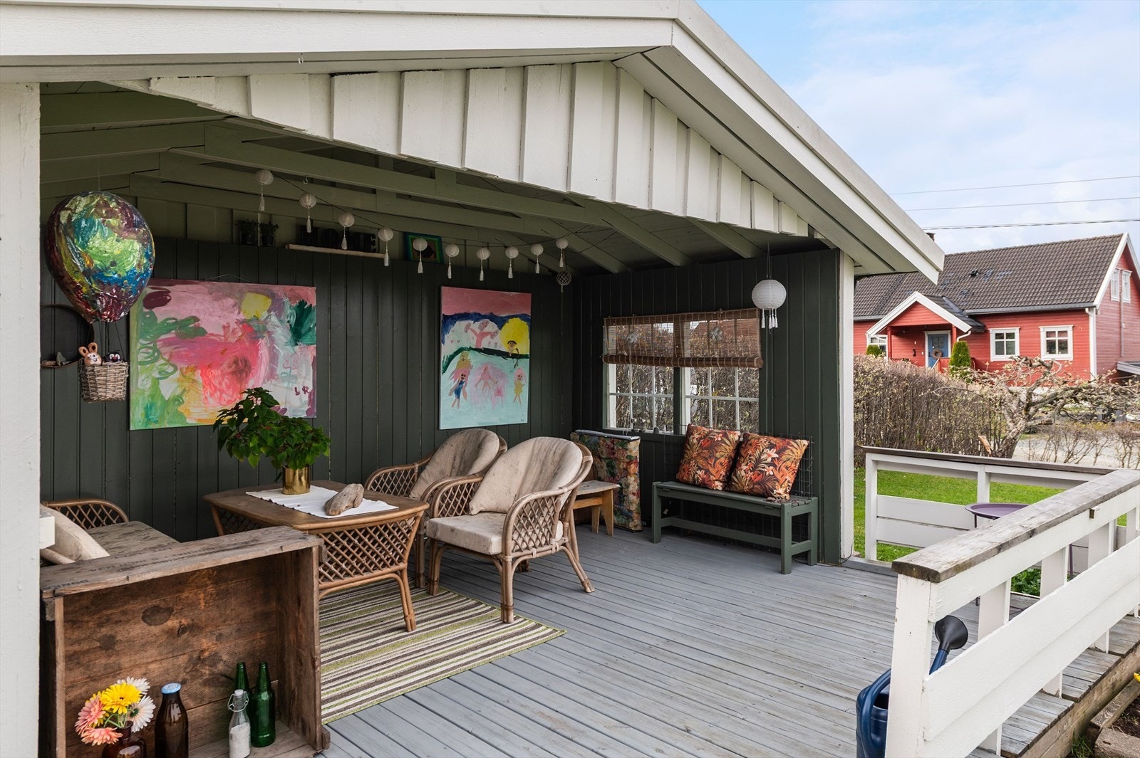 Boligen har en romslig terrasse med delvis overbygg. Galleribilde