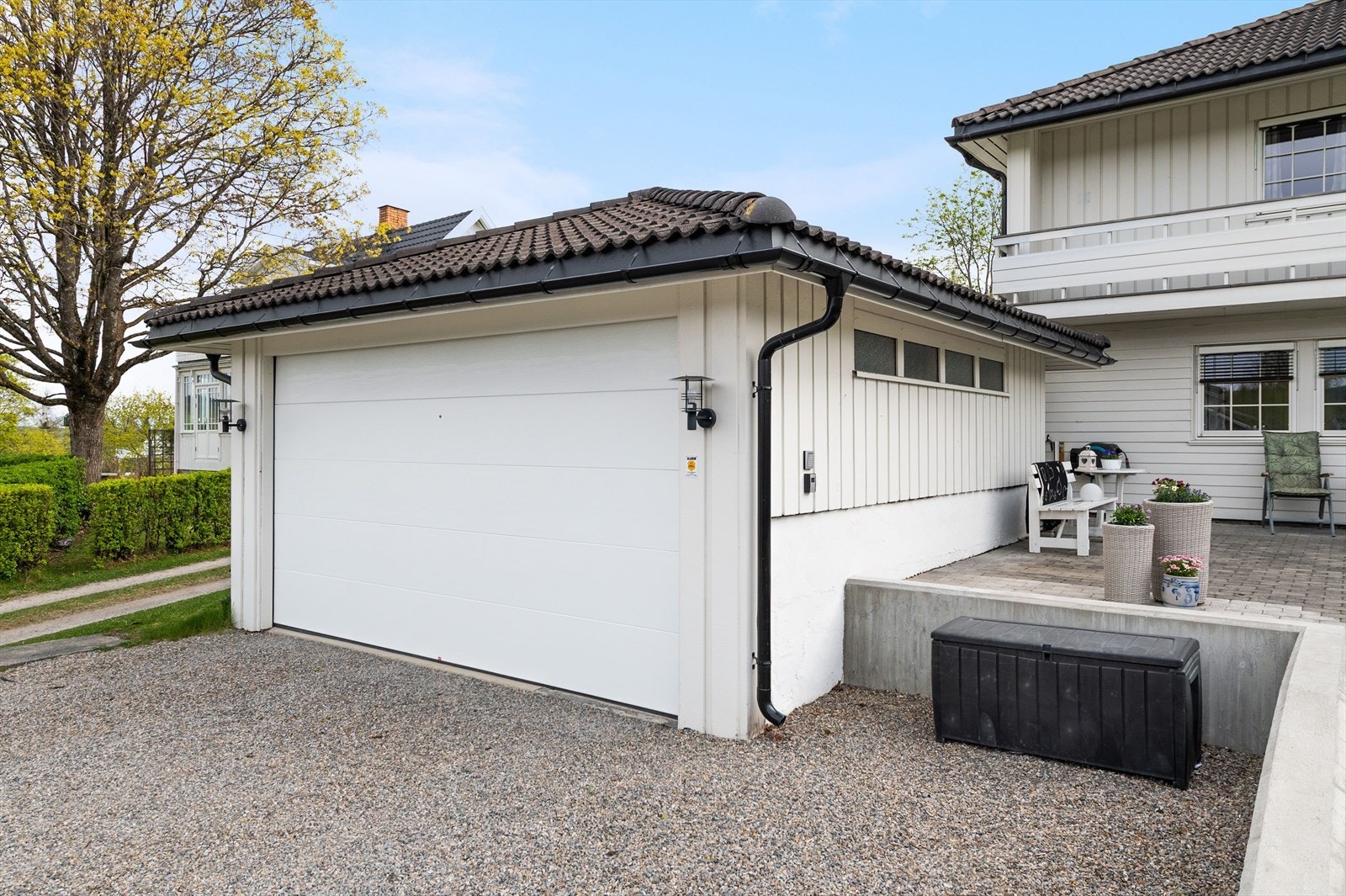 Parkering i garasje, samt parkering på gruset gårdsplass. Galleribilde