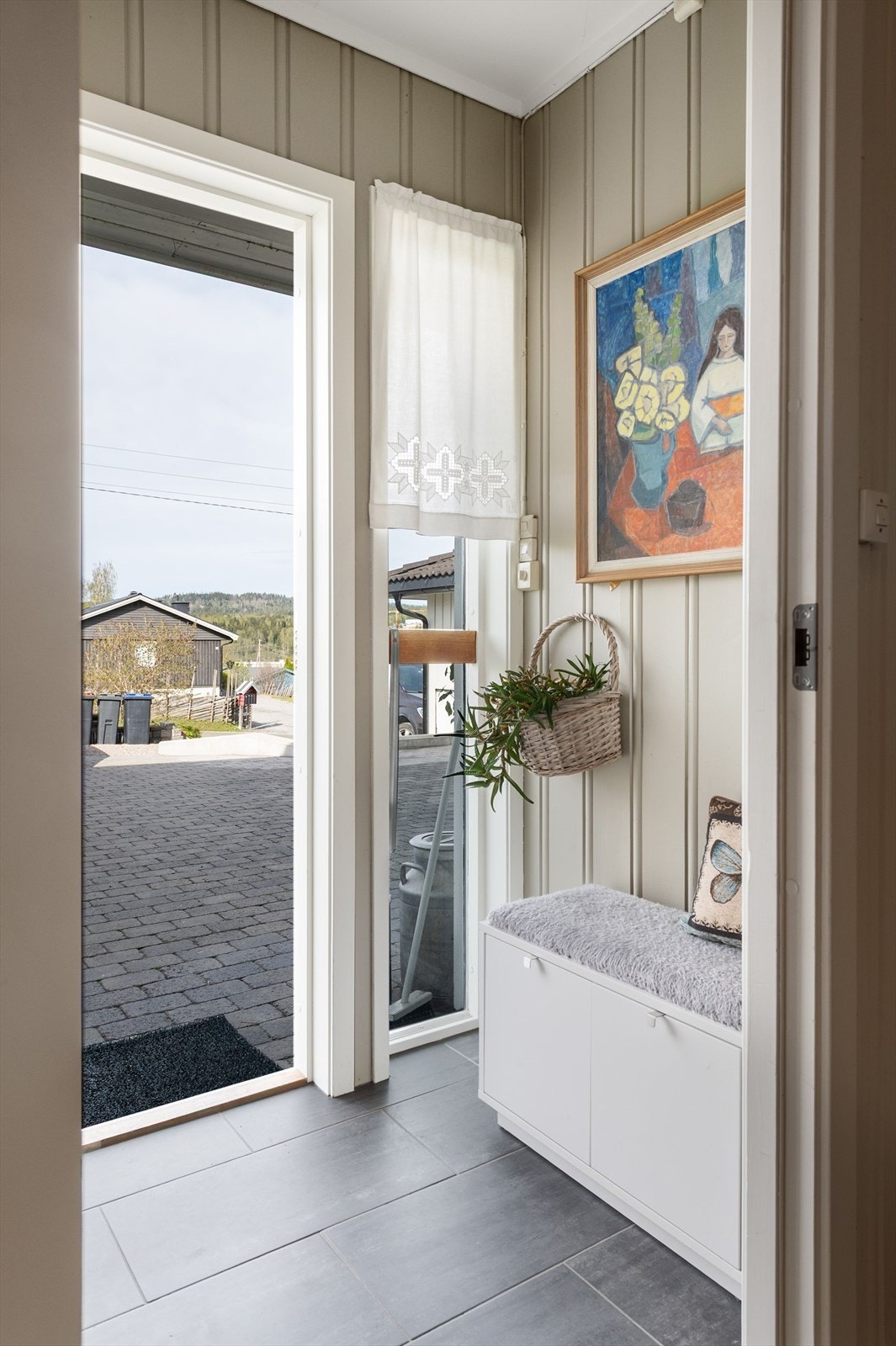 Yttergang med fin plass til knaggrekke og skohylle. Galleribilde