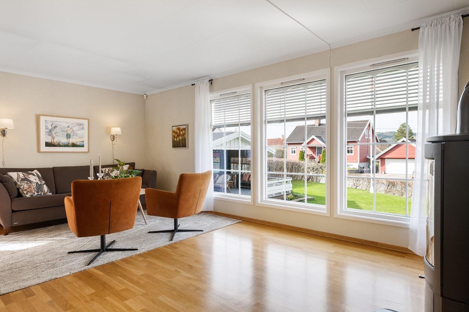 Eneboligen kan bla. tilby et romslig kjøkken, stor stue med adkomst til balkong og terrasse, kjellerstue, 3 soverom i fin størrelse, flislagt bad, eget vaskerom, 2 boder til oppbevaring, parkering i garasje, pent opparbeidet uteområde m.m. Galleribilde