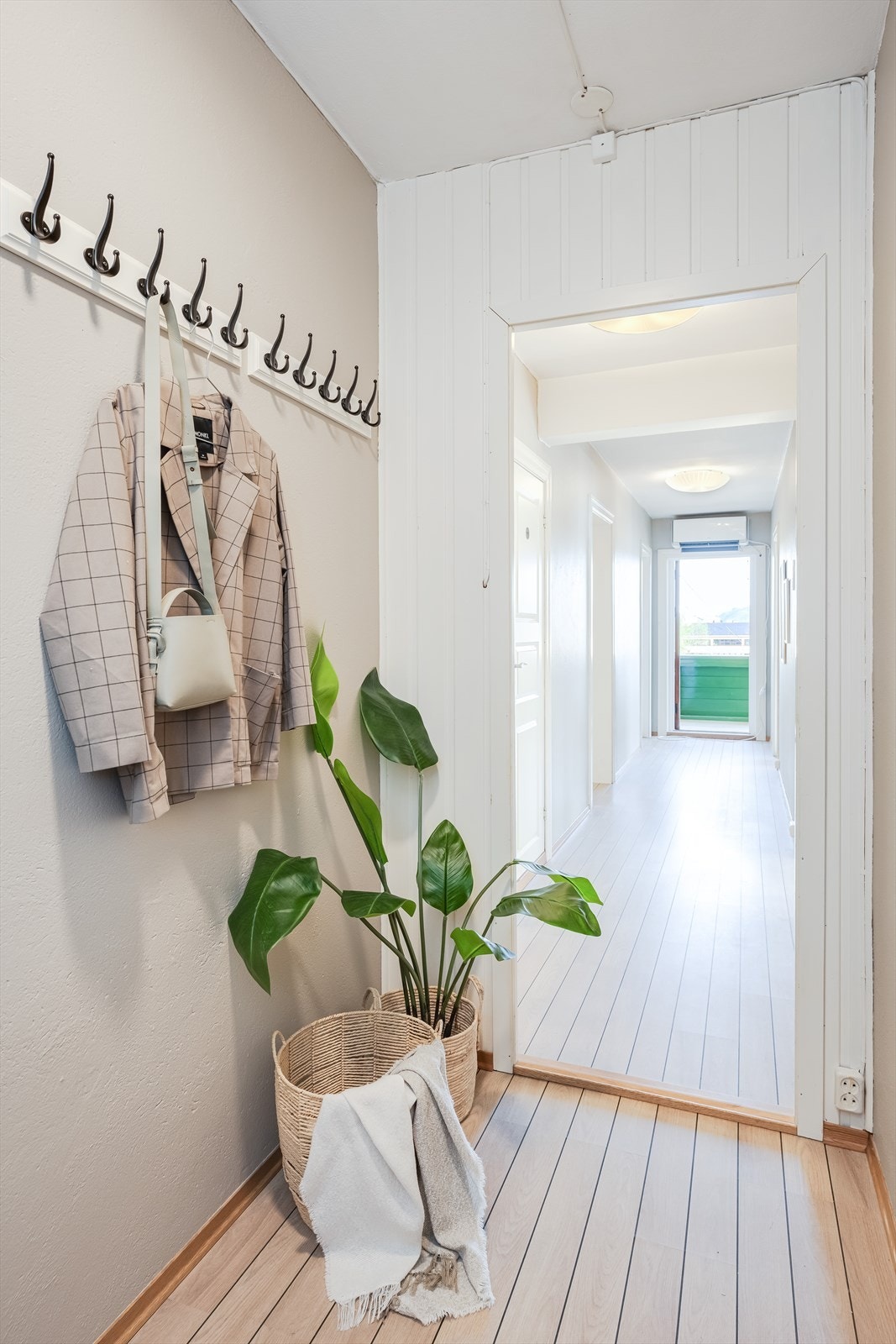 Lys og innbydende gang med moderne detaljer og god plass til oppbevaring, perfekt for en velorganisert hverdag. Galleribilde