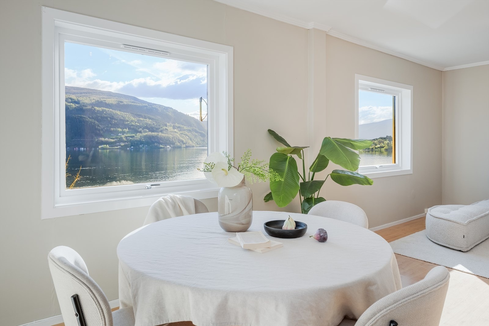 Opplev fantastisk fjordutsikt fra stuen, med store vinduer som gir rikelig med naturlig lys og en rolig atmosfære. Galleribilde