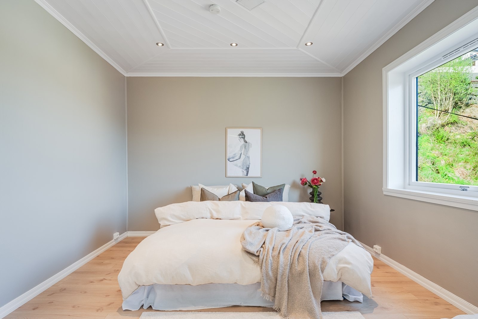 Lyst og innbydende soverom med store vinduer, som slipper inn naturlig lys og gir en behagelig atmosfære. Galleribilde