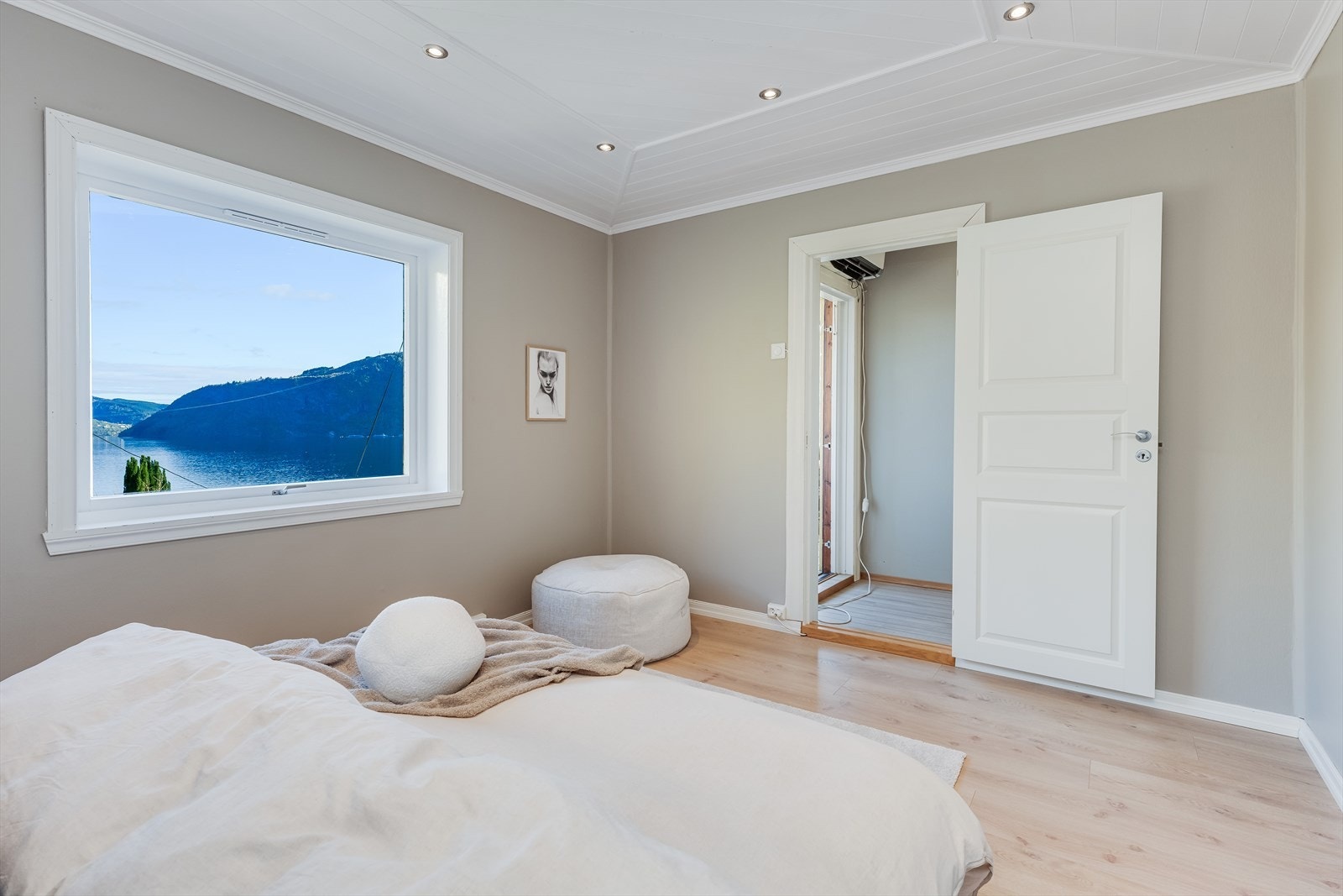 Nyt spektakulær utsikt over fjord og fjell fra dette lyse rommet, perfekt for avkobling og inspirasjon. Galleribilde