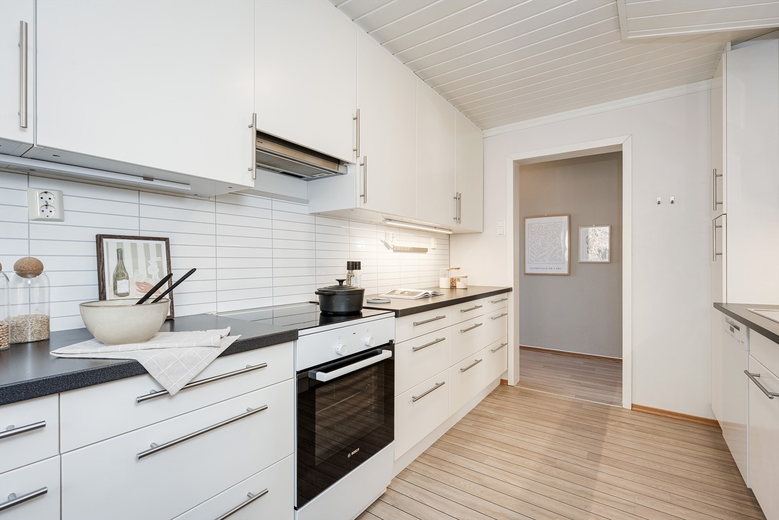 Moderne kjøkken med rene linjer og smarte oppbevaringsløsninger, som skaper et stilrent og funksjonelt rom for matlaging. Galleribilde
