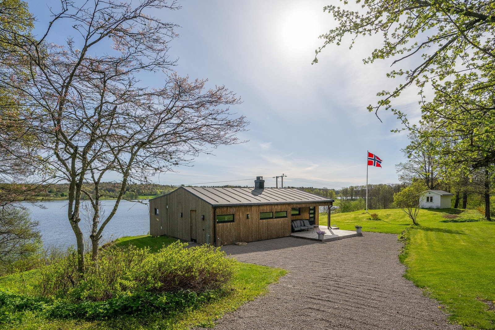 Solrik og pent opparbeidet selveiertomt på 4,2 mål Galleribilde