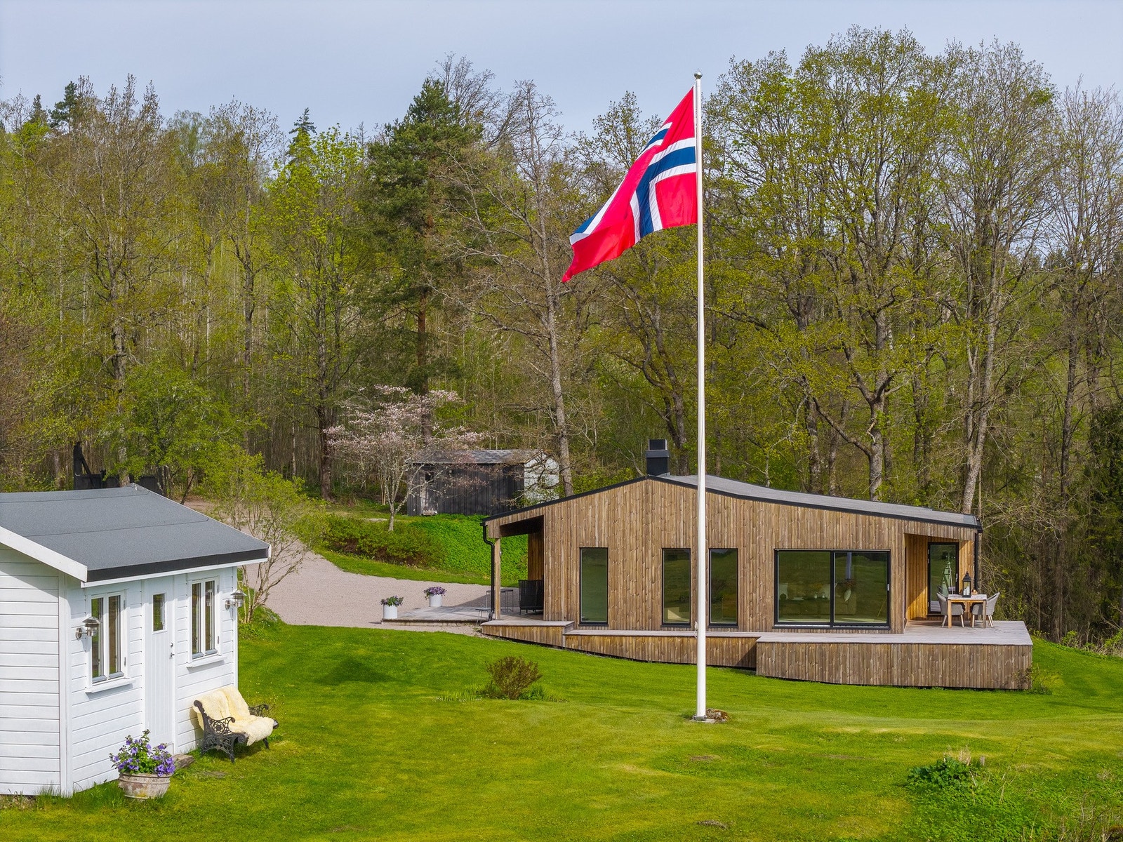 Helårsstandard med eget vann og renseanlegg - veien brøytes hele året Galleribilde