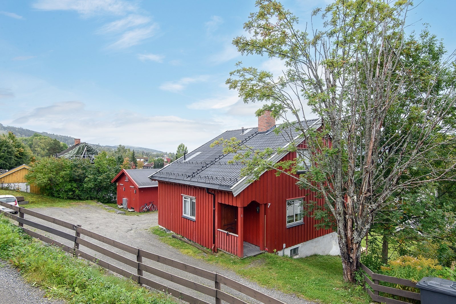 Boligen er 1 1/2 etasje med kjeller. Grøntområder og lett skrånende rundt boligen. Tomten er felles med seksjon 2 og 3. Galleribilde