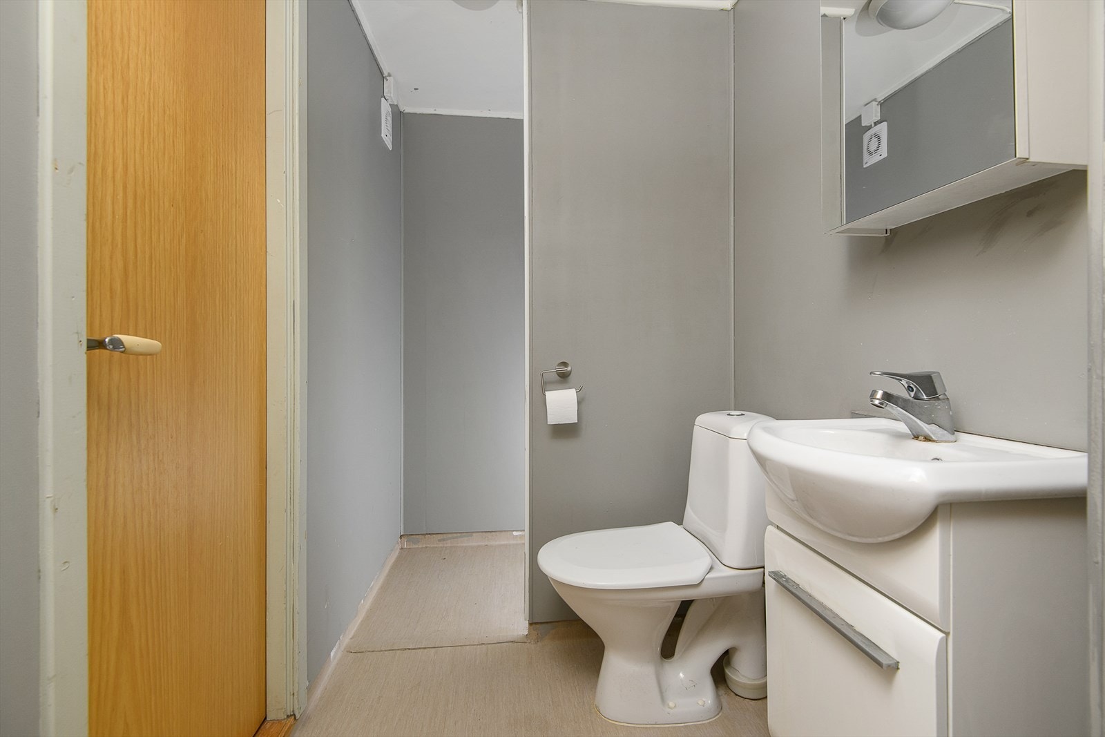 Enkelt bad med dusjnisje, wc og servant. Galleribilde