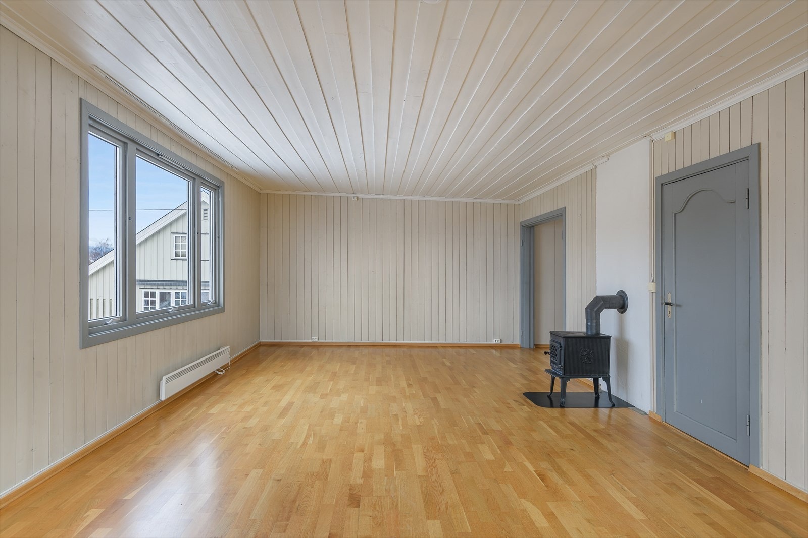 God plass til å møblere med både salong og spisestue i oppholdsrommet. Galleribilde