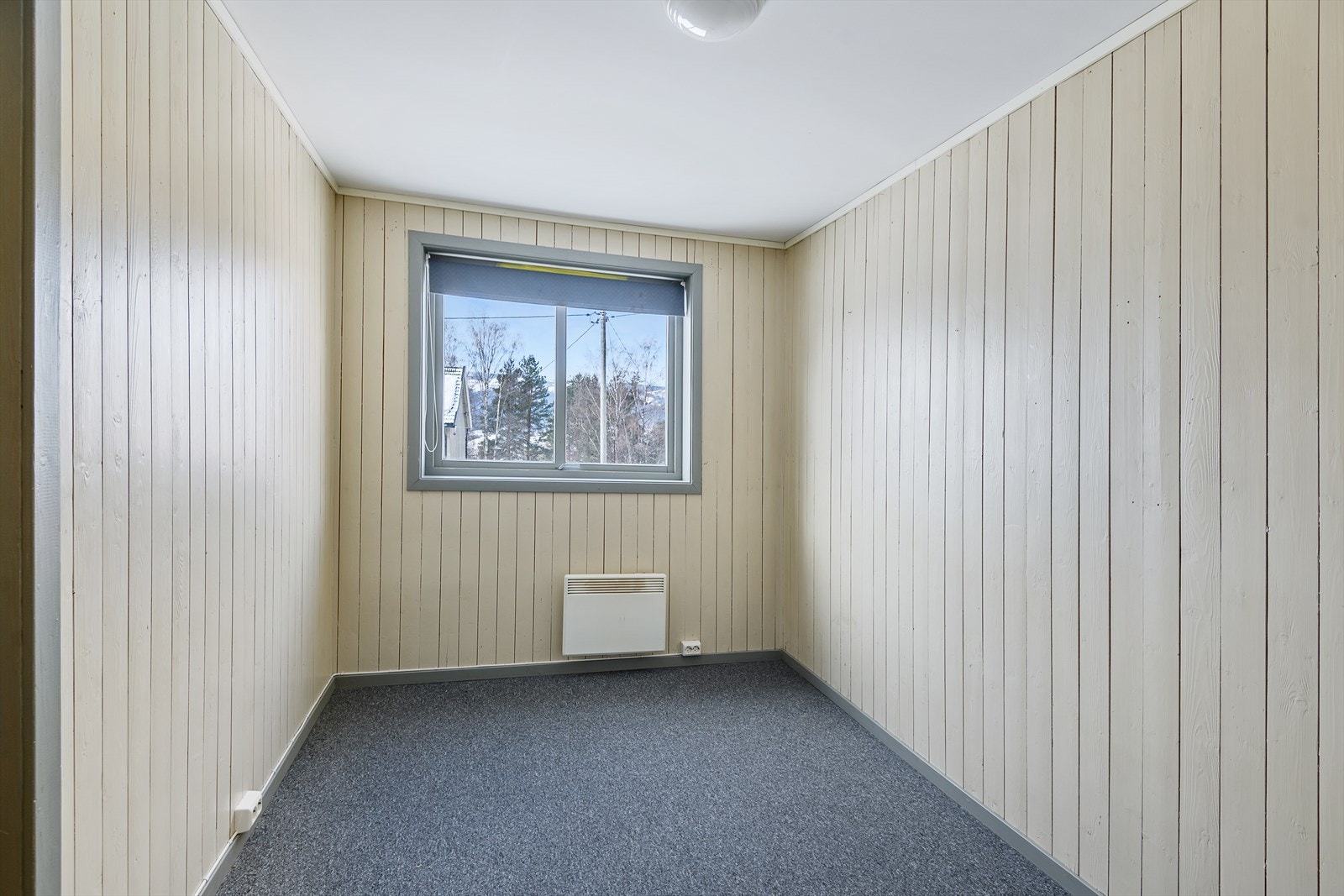 Soverommet har malt panel på veggene og teppegulv. Galleribilde