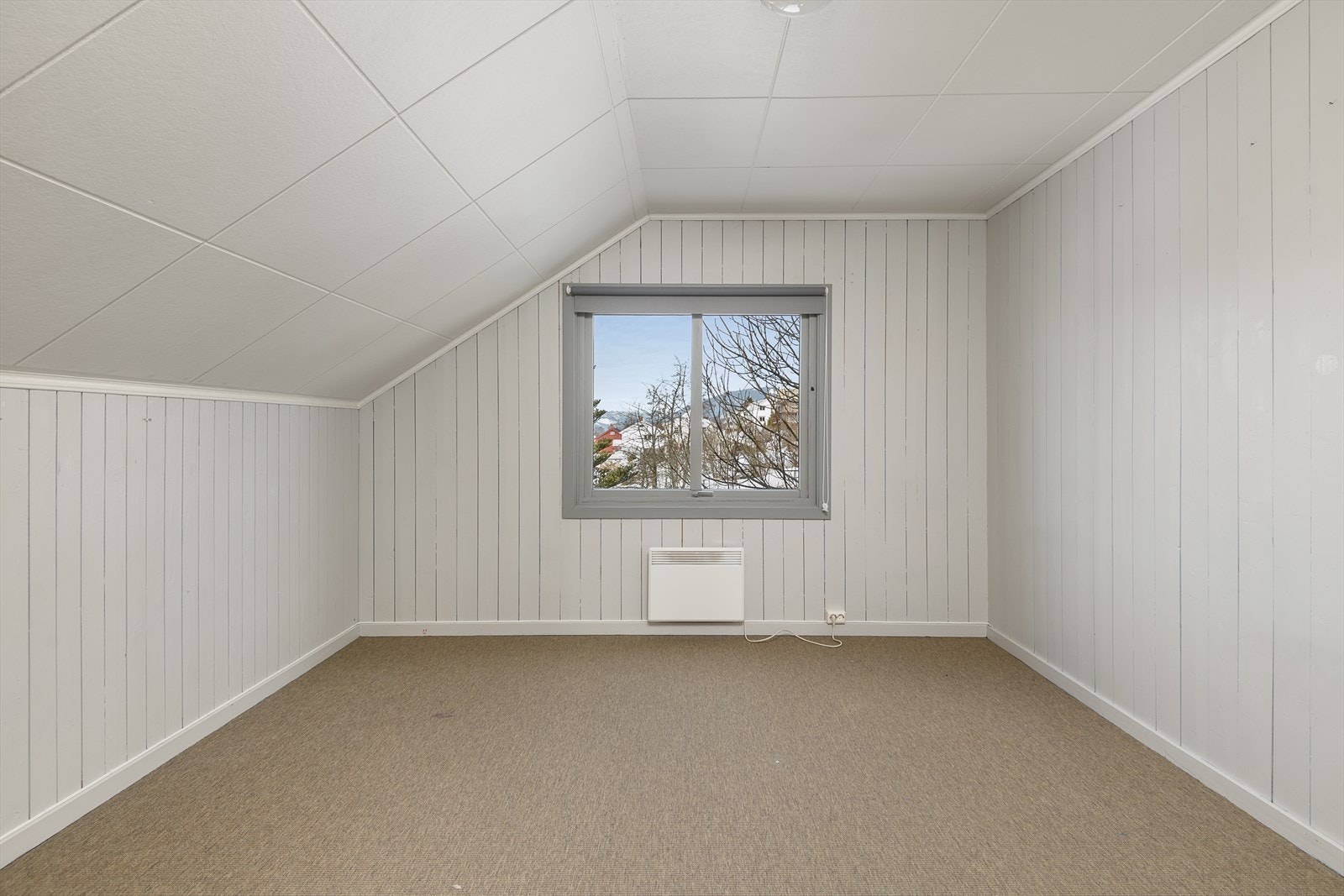 Soverom 2 innredet med garderobeskap, seng og skrivepult Galleribilde