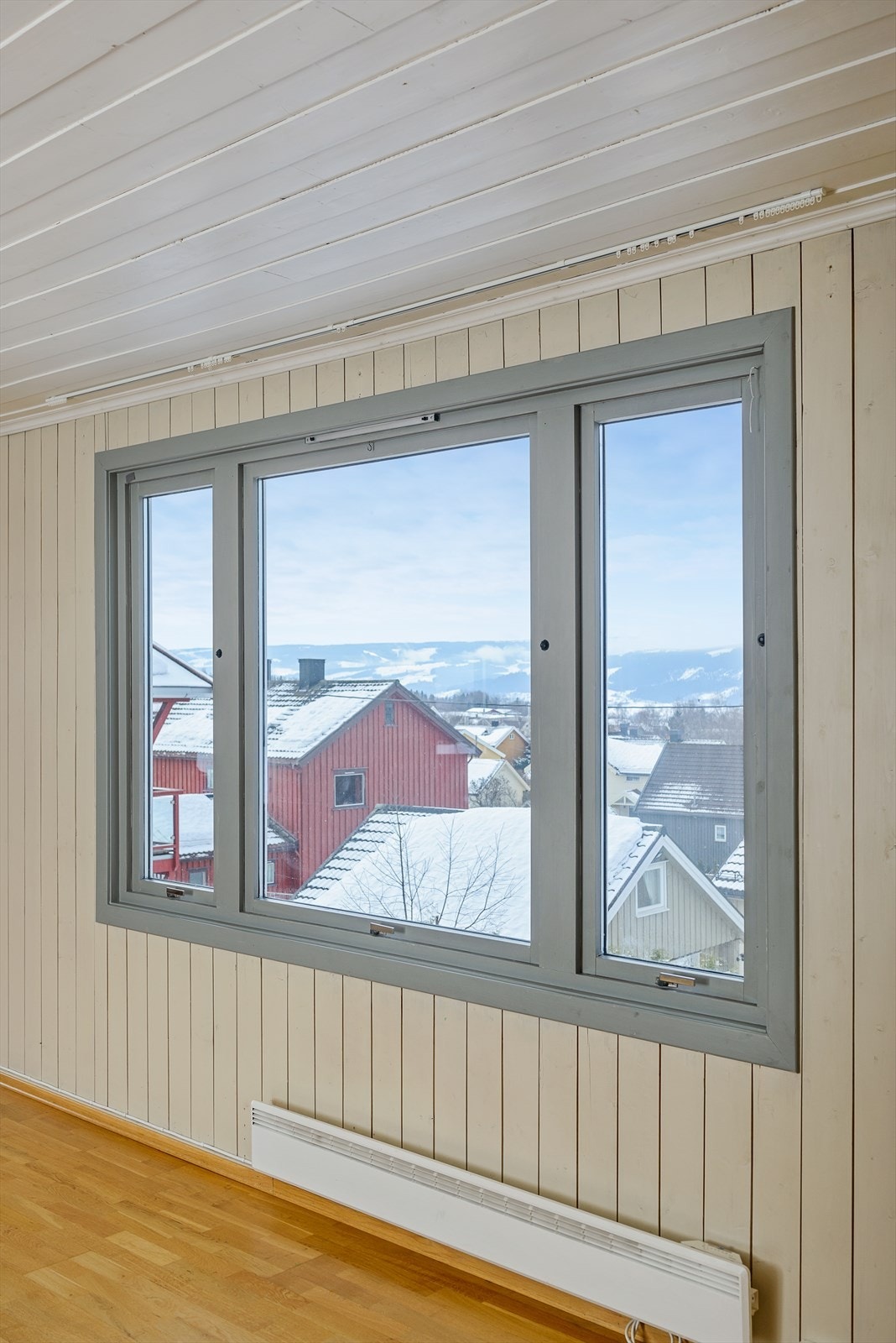 Spisestua ligger med fin kontakt inn mot kjøkkenet. Galleribilde